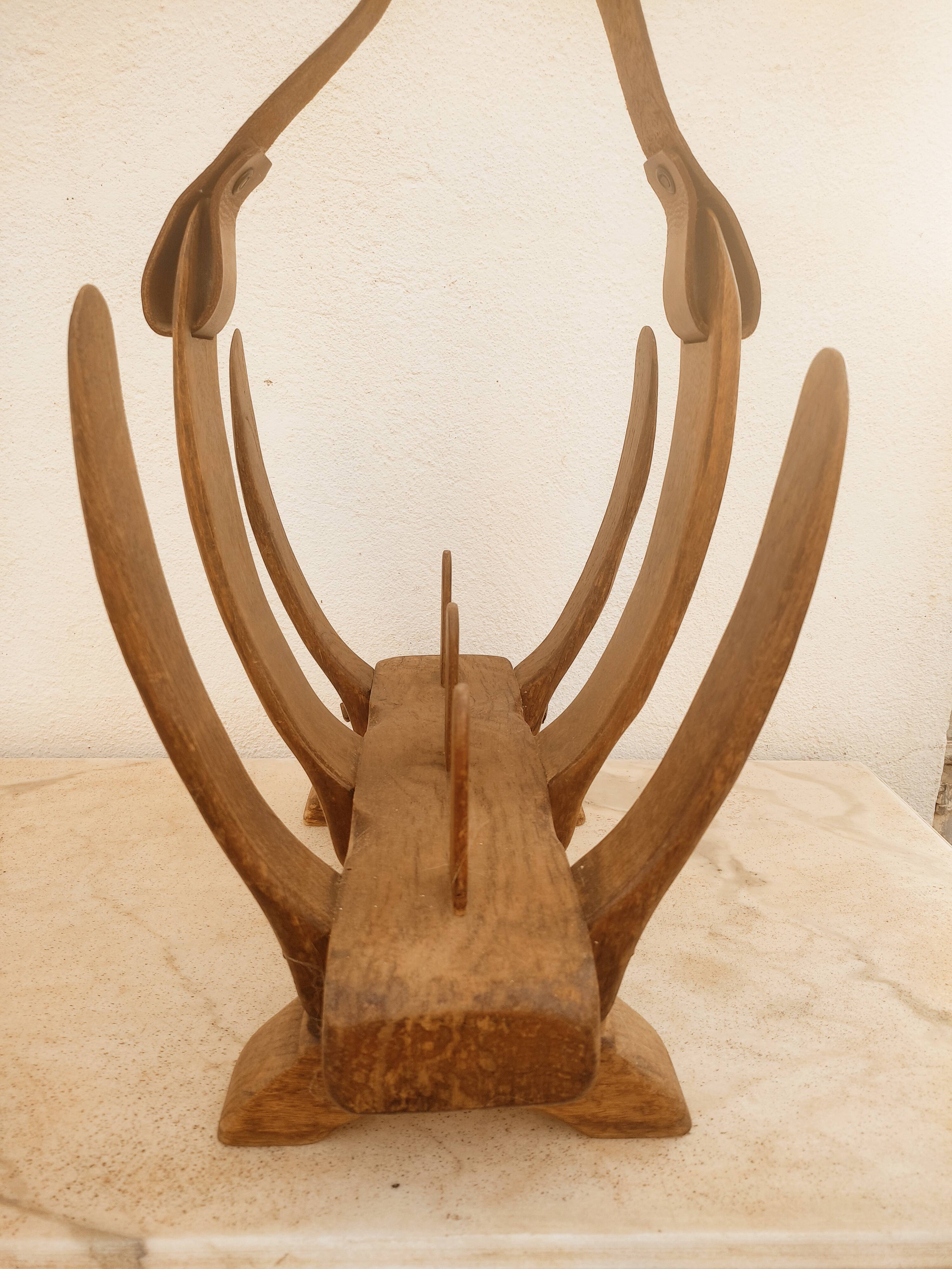 Review door organic form in wood and leather