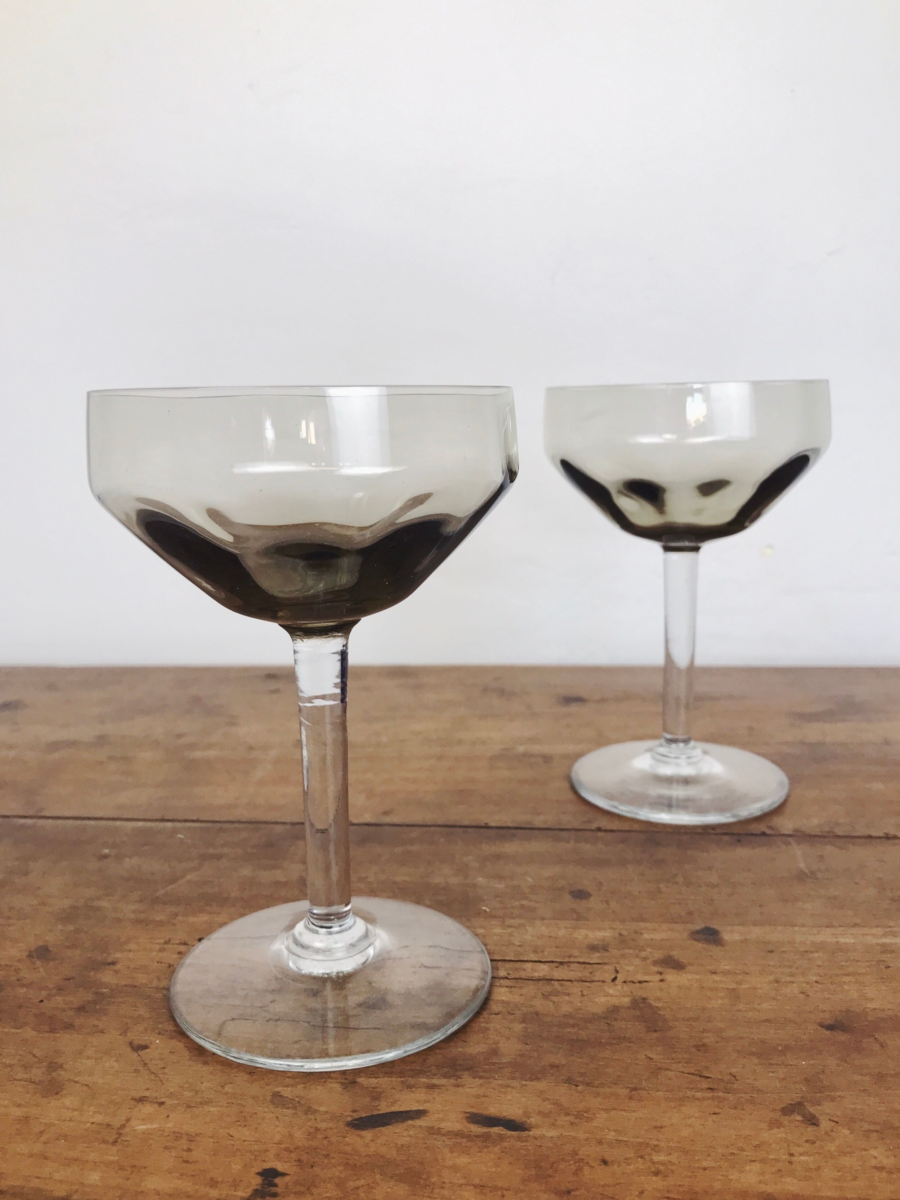 2 glasses of smoked glass champagne