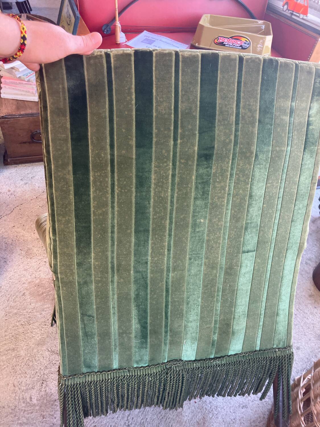 Set of two green velvet toad armchairs with fringe