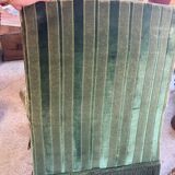 Lot de deux fauteuils crapaud velours vert à frange