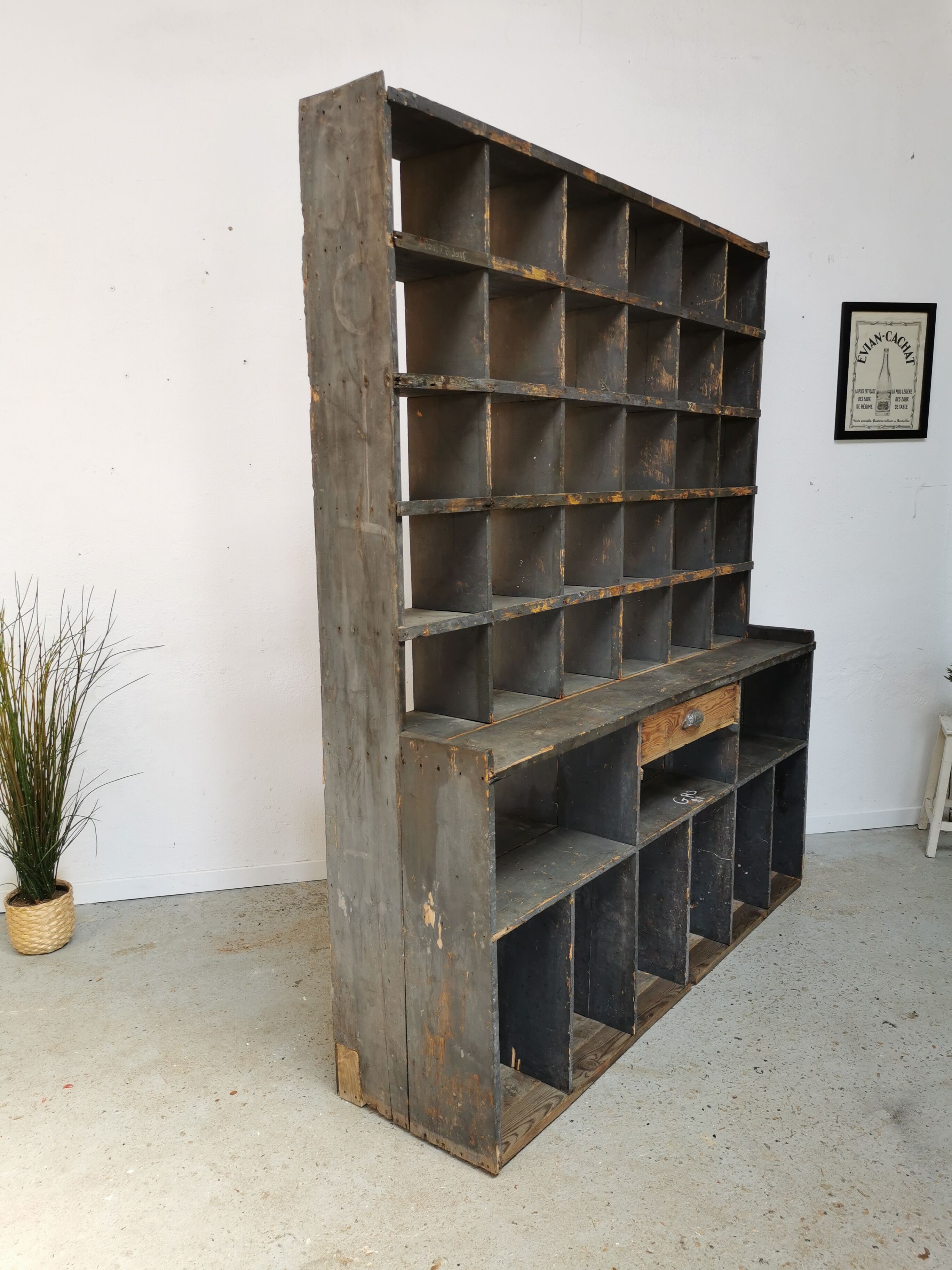 Meuble de métier à casiers bibliothèque