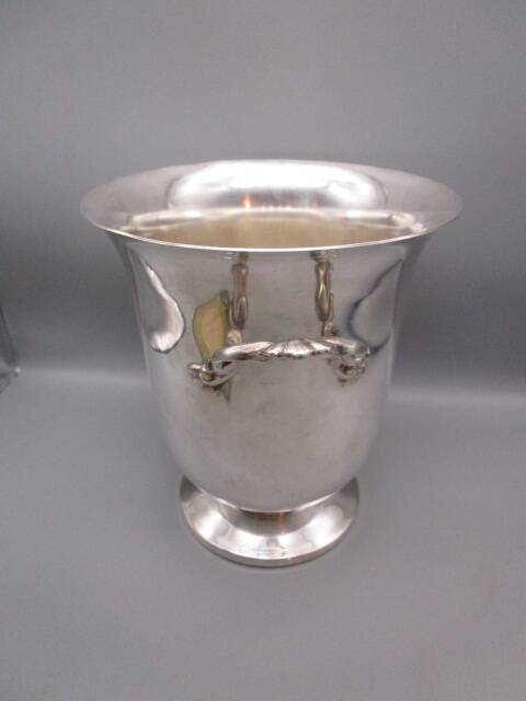 Antique silver-plated champagne bucket in the Médicis style.