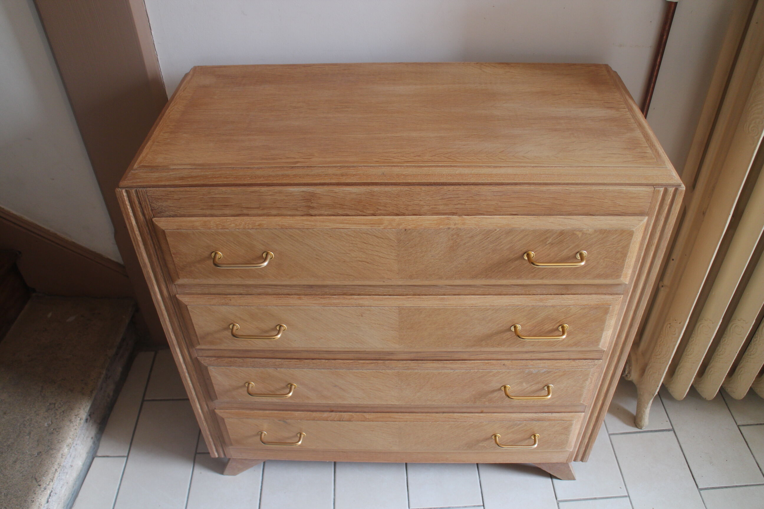 Commode aux pieds compas en bois brut