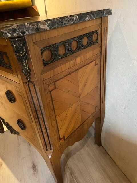 Commode pieds galbes marqueterie et marbre et garnitures