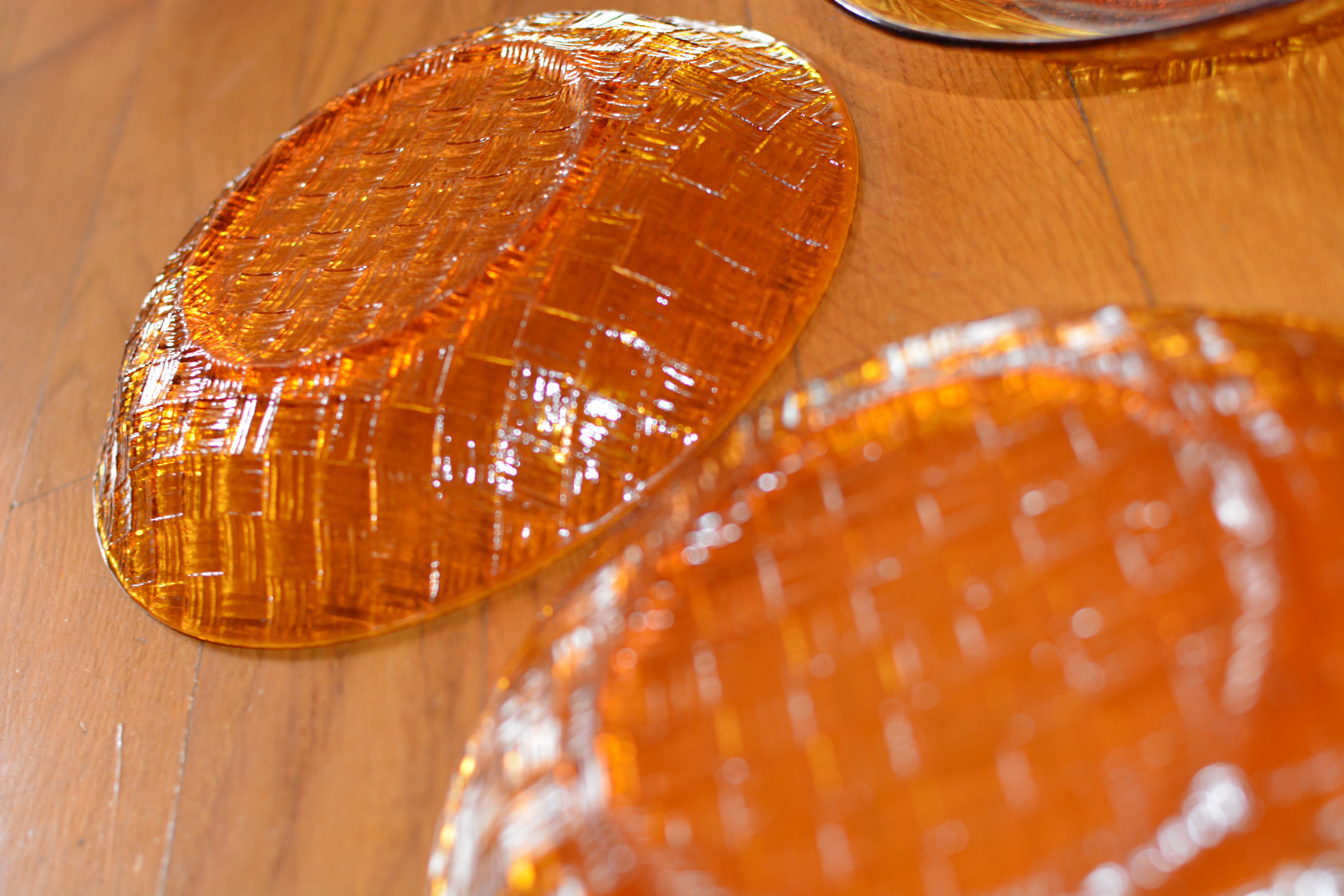 Lot de 4 assiettes en verre ambré graphique