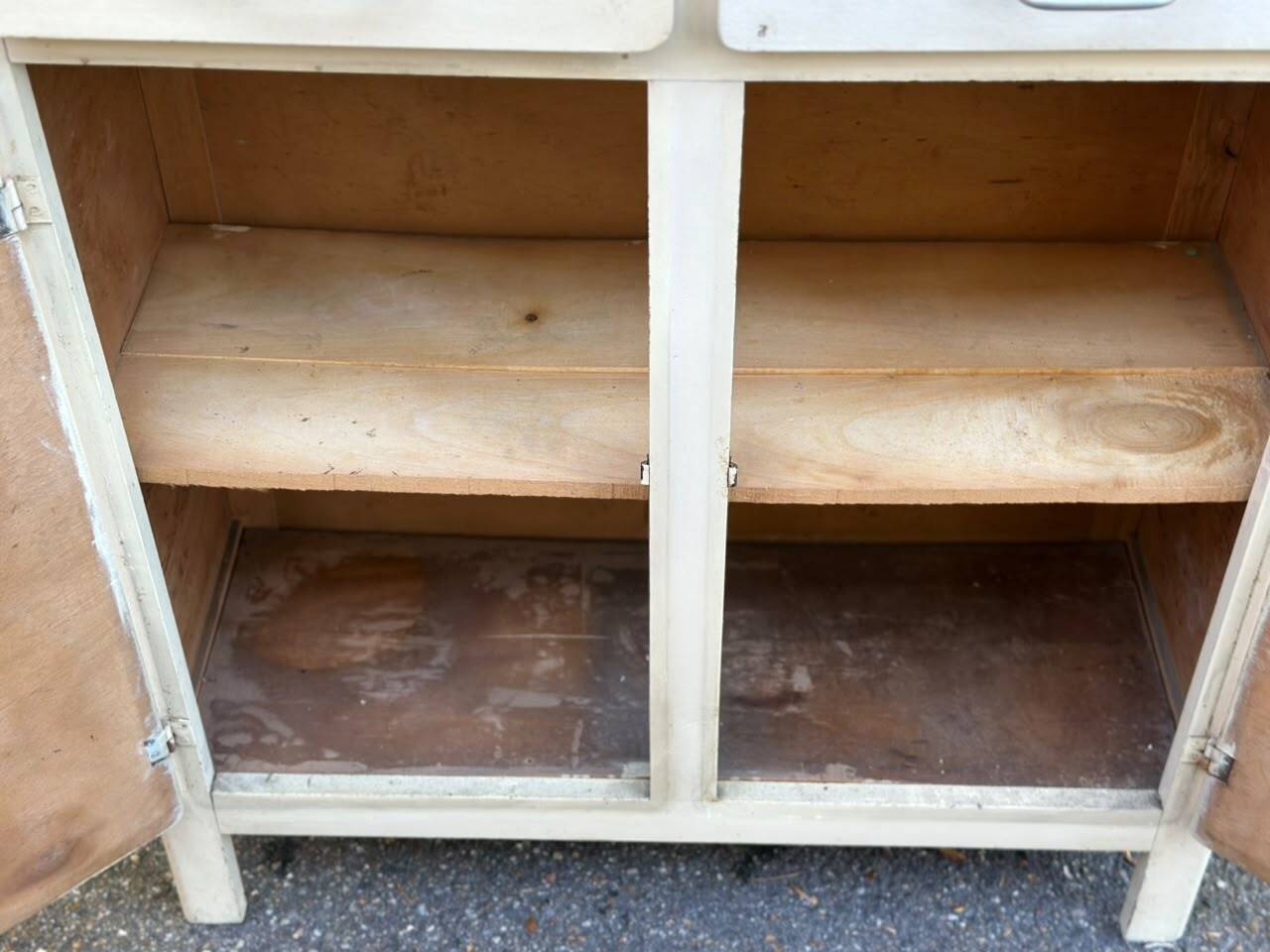 Buffet vintage en bois beige 1950 style parisien mado