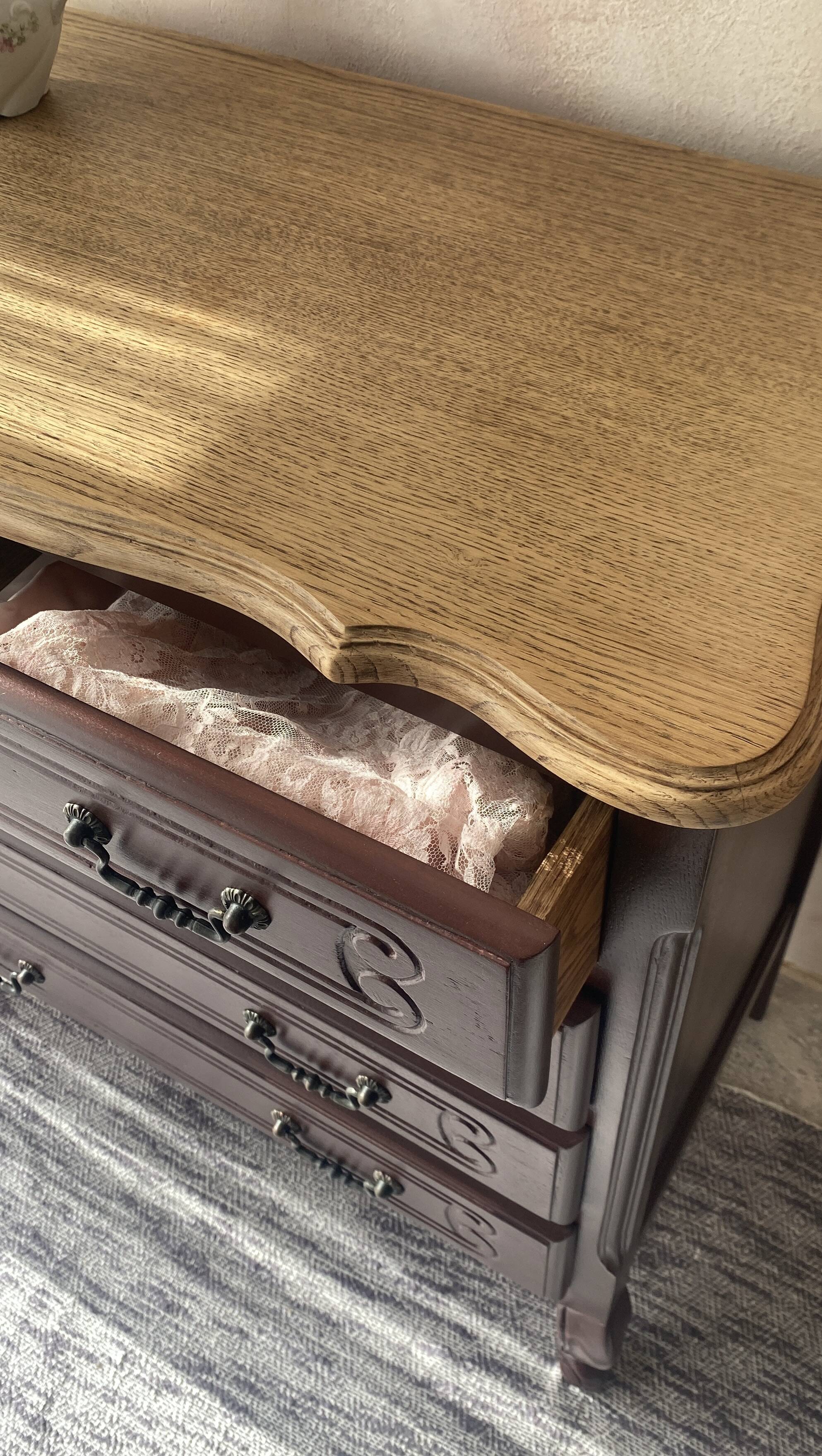 Commode style Louis Xv rénovée - plateau bois naturel et teinte profonde