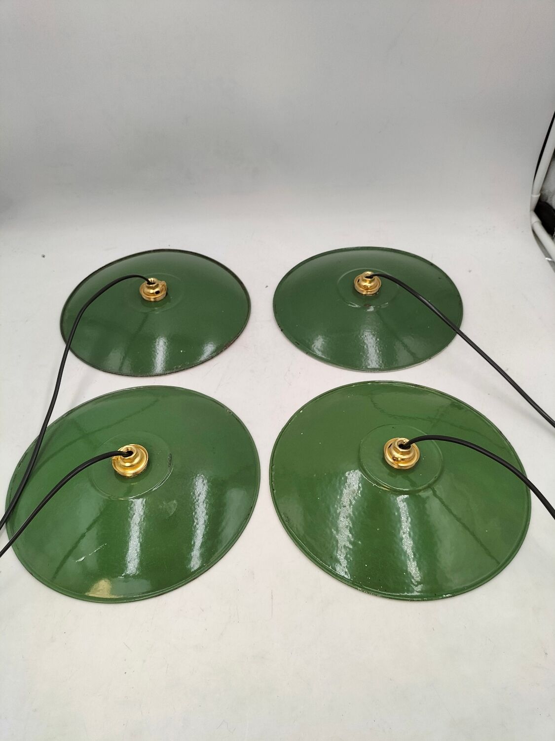 Suspensions in enamelled sheets
