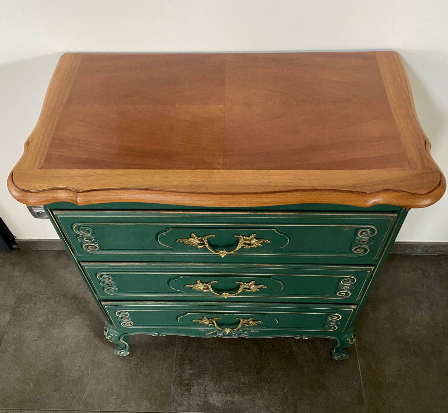 Commode bois massif relooké vert pinède patiné