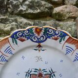 Old Gien earthenware scalloped plate with blue/yellow flower basket motifs