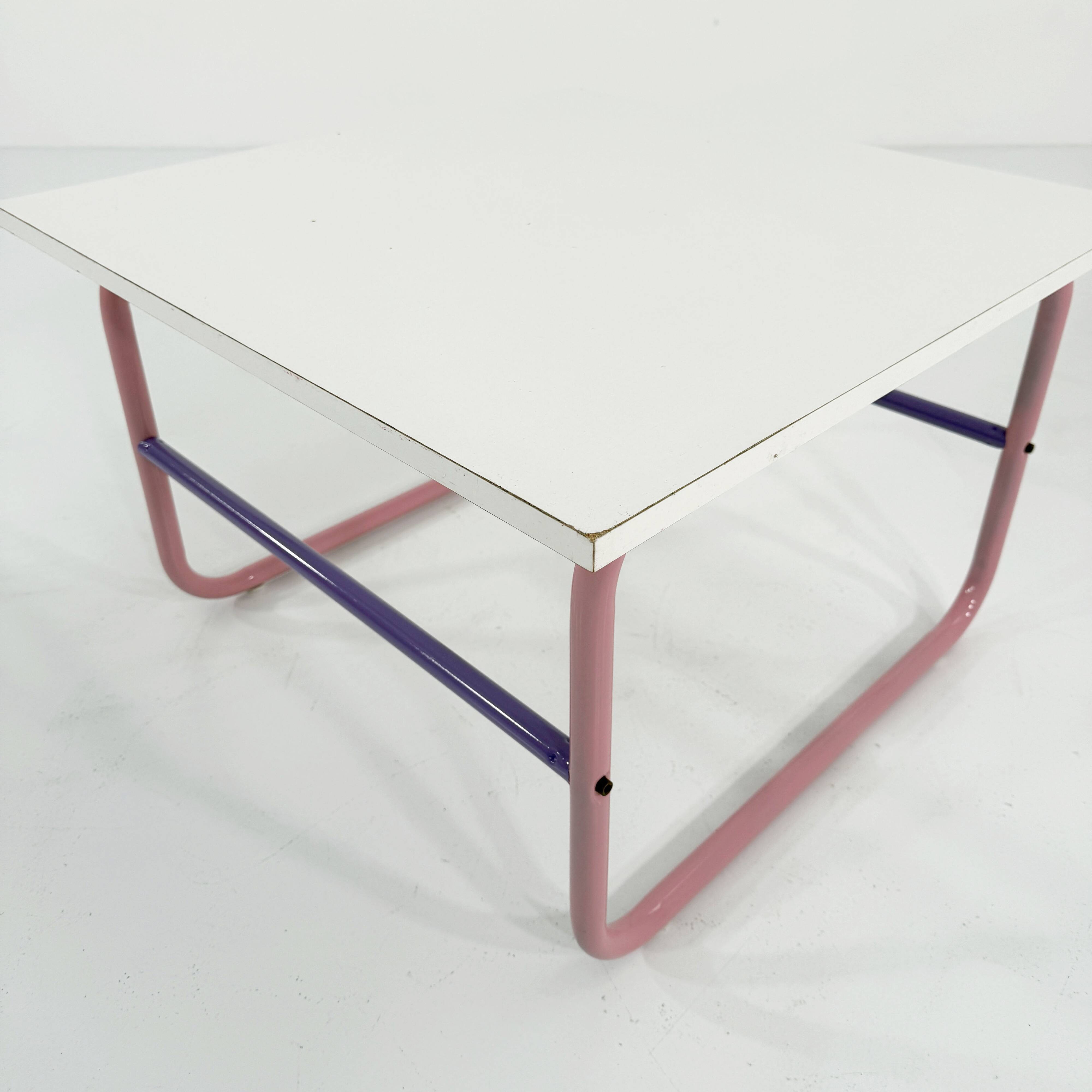 Table basse tubulaire rose et mauve, 1980