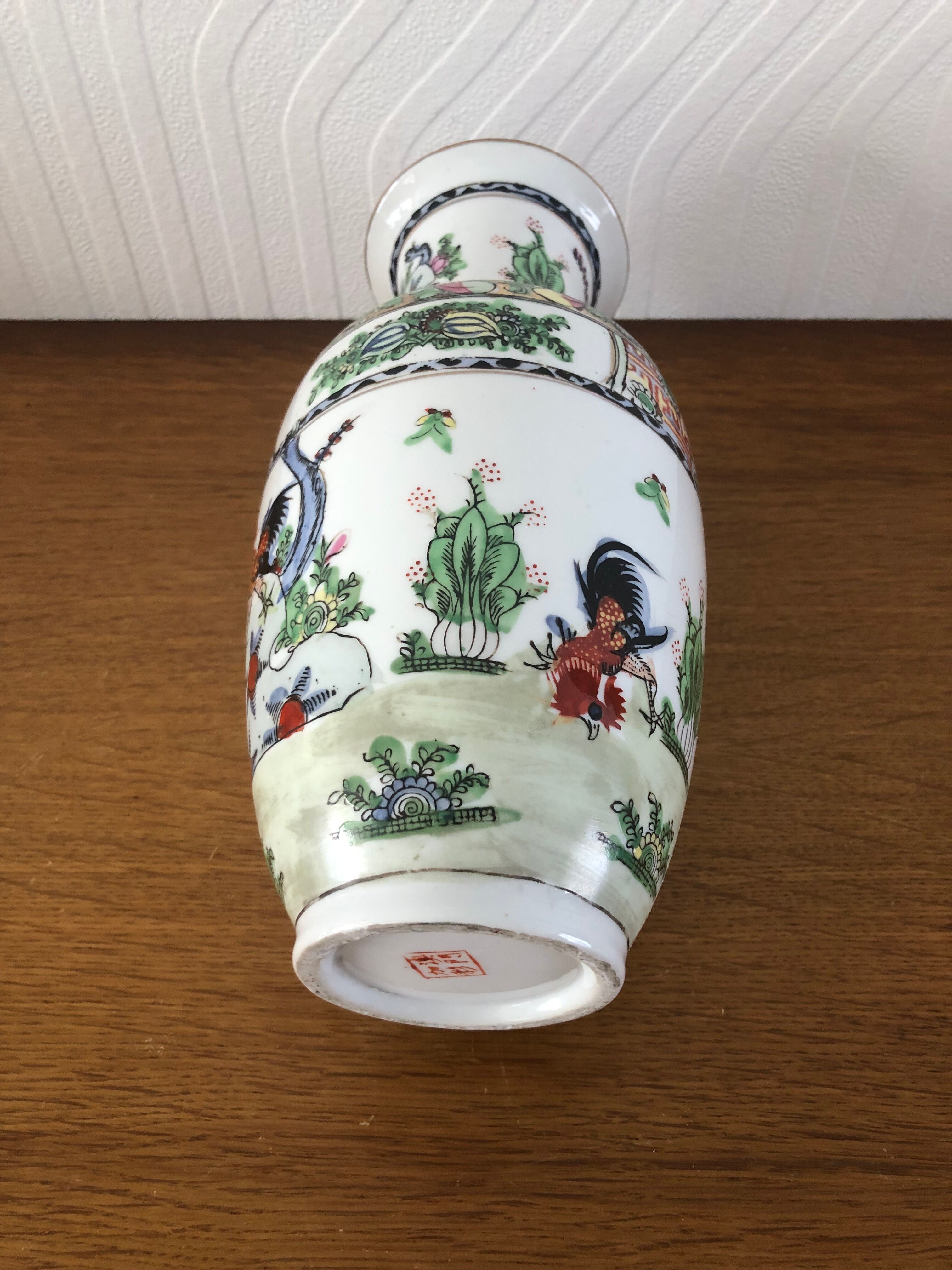 Chinese porcelain vase floral motifs and roosters 26,5cm
