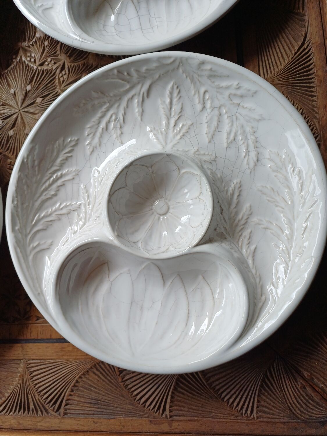 4 barbotine plates with artichoke pattern from Bordallo.
