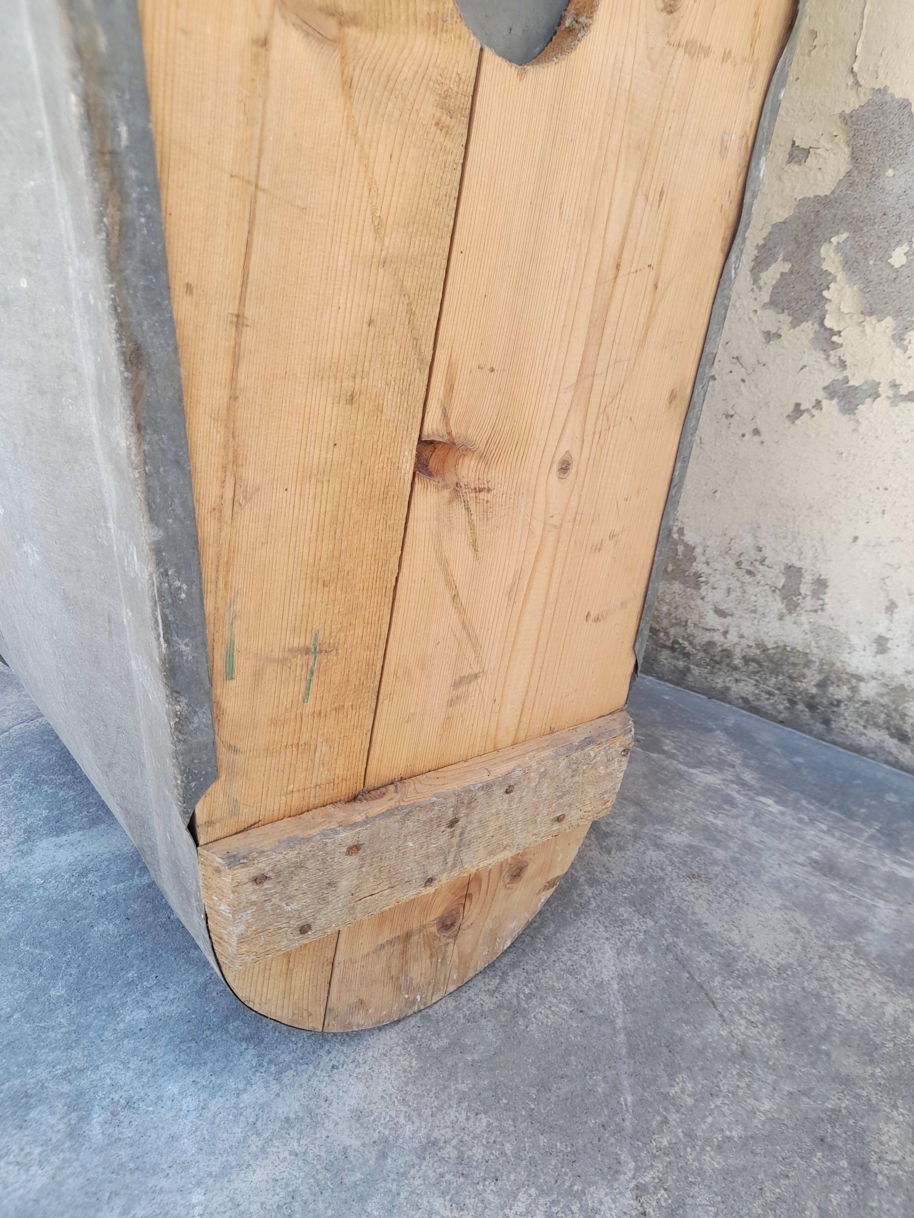 Ancient zinc bathtub 1900 -1m40