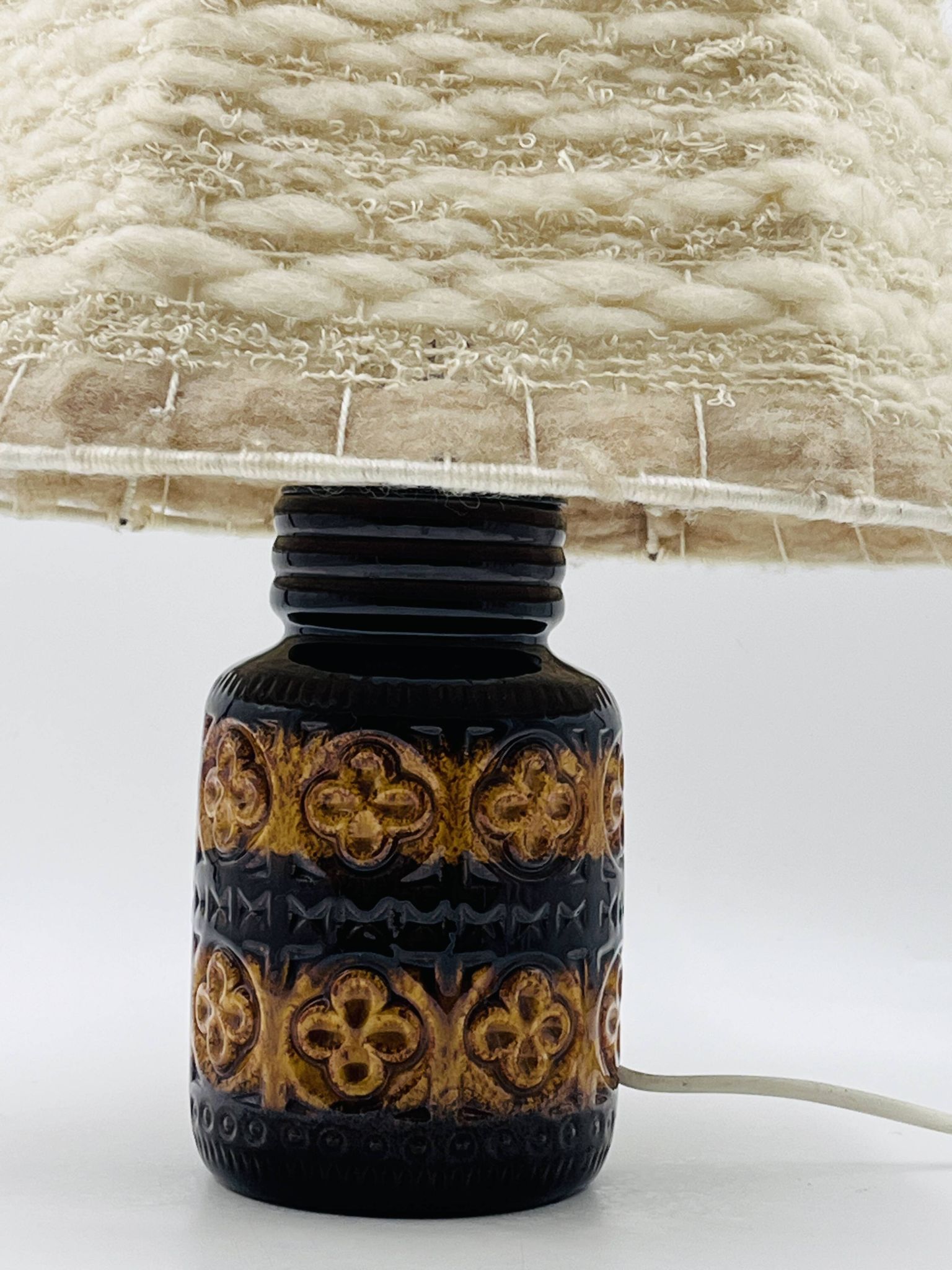 Lampe vintage en céramique relief et abat-jour laine
