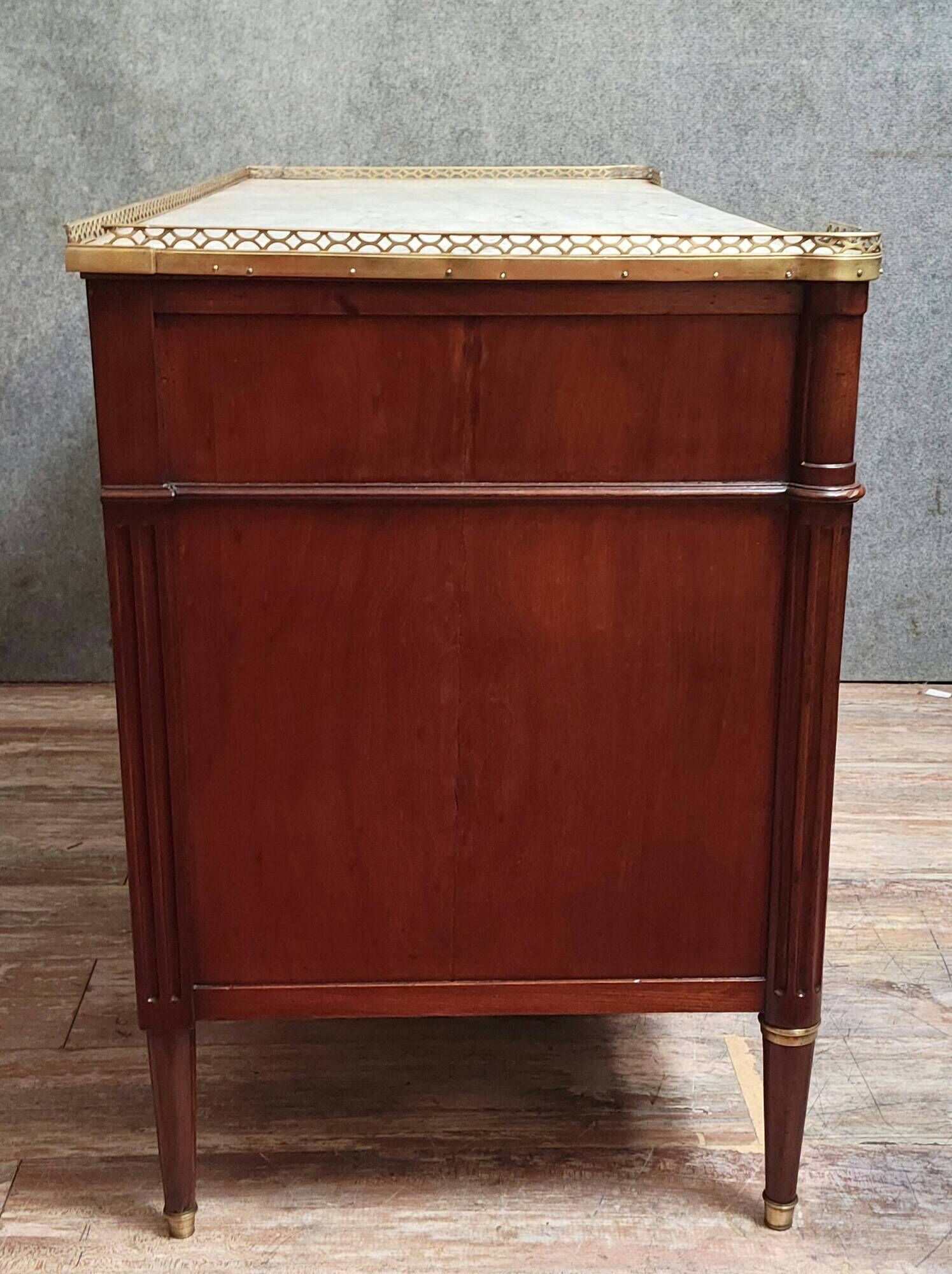Commode Parisienne époque Louis XVI, réalisée à la fin du XVIIIᵉ siècle