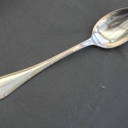 Lot de 8 cuillères à café en métal argenté ercuis.