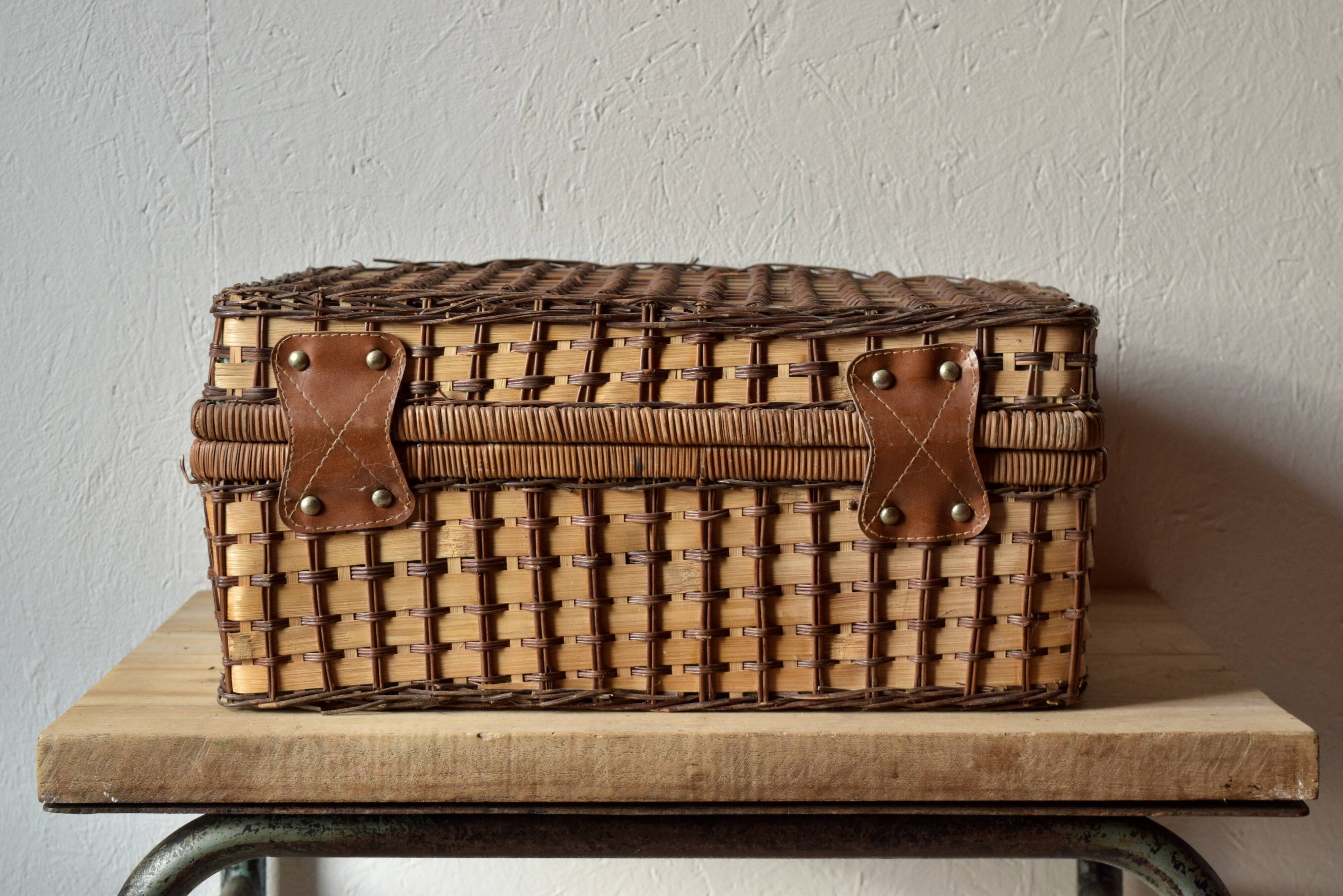 Vintage picnic basket - complete for 4 people