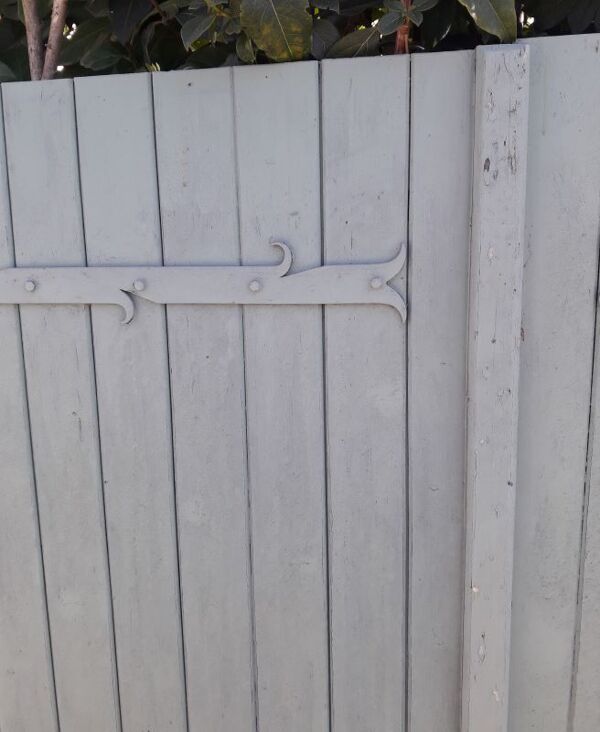 Paire de volets en bois pentures fer