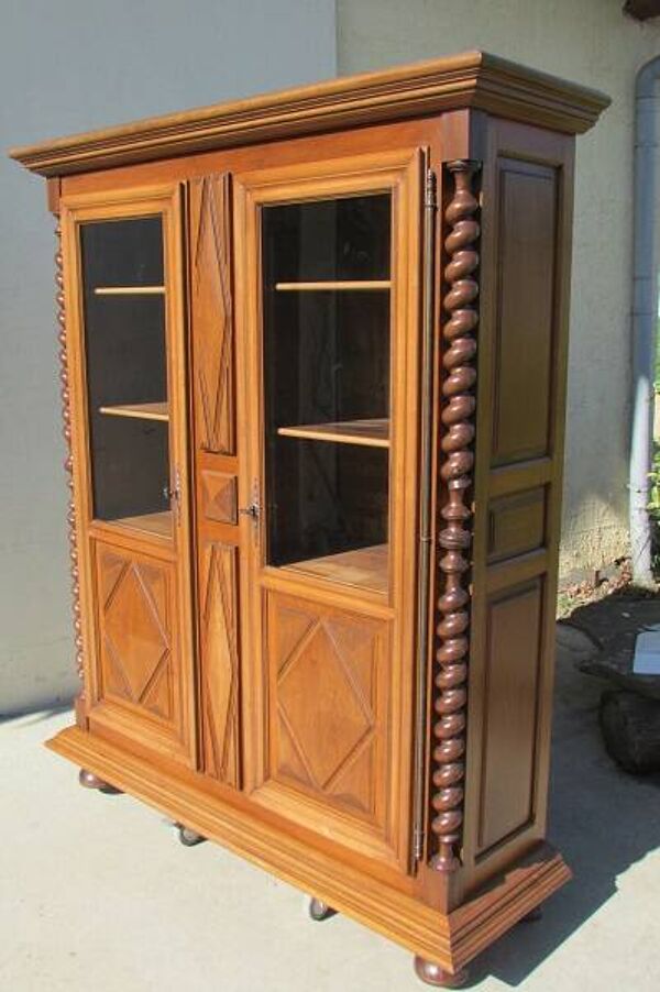 Bibliothèque vitrine en noyer de style Louis XIII