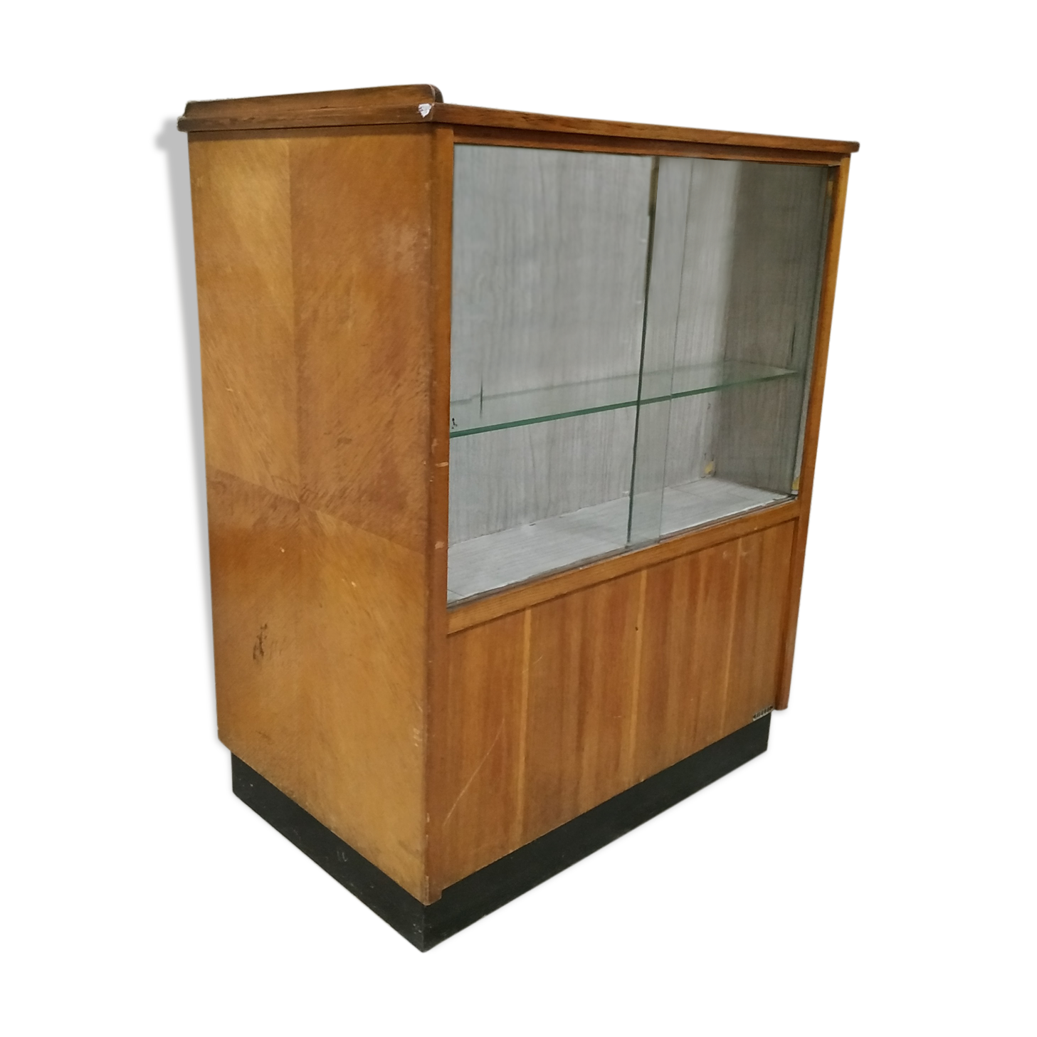 Former cash vitrine store counter