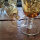 Lot de dix verres à pied ambrés gravés – années 1950