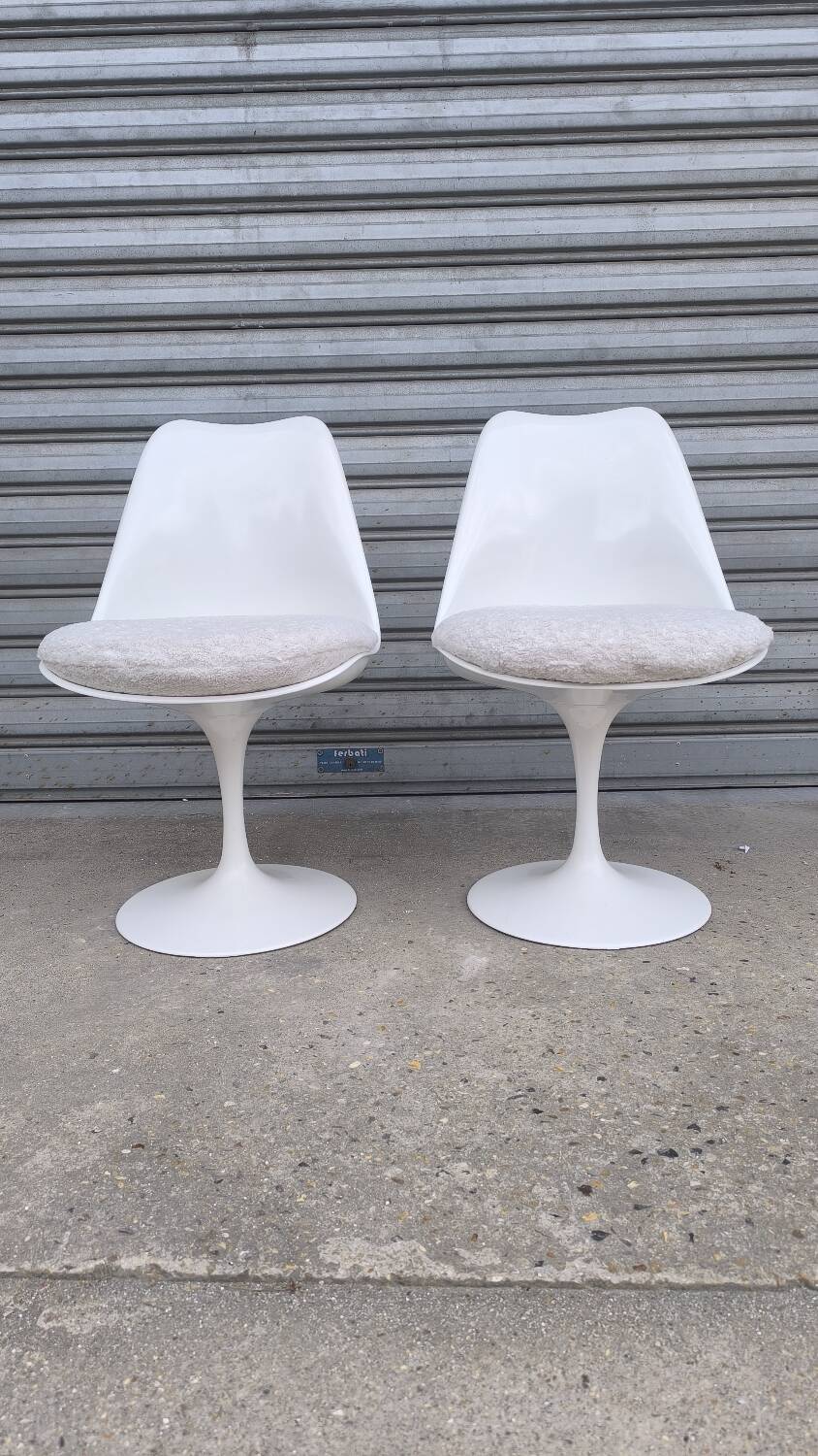 Pair of tulip chairs by Eero Saarinen for Knoll International