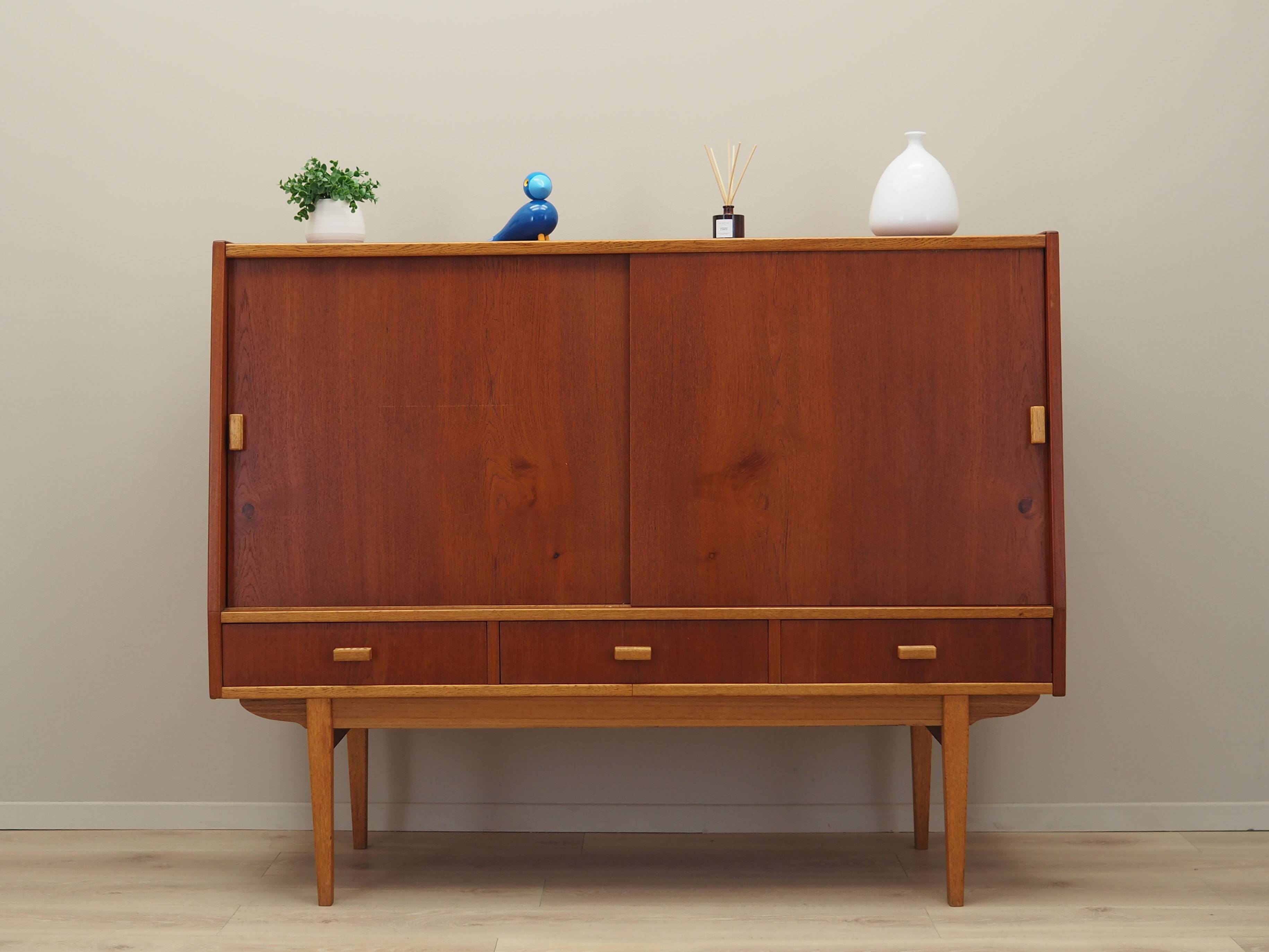 Buffet haut en teck, design danois, années 1960, production : Danemark