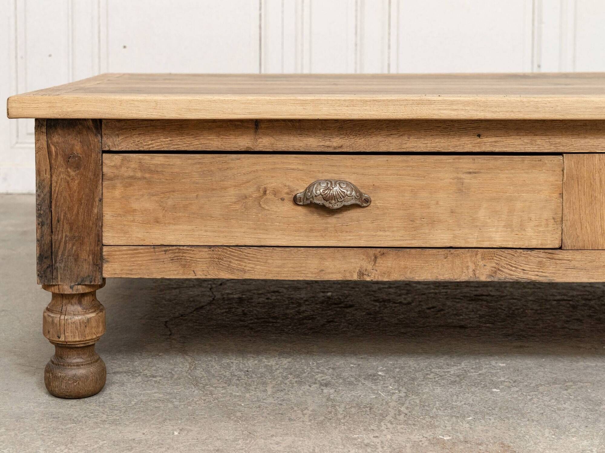 Exceptional oak coffee table, antique draper's table from the 19th century.