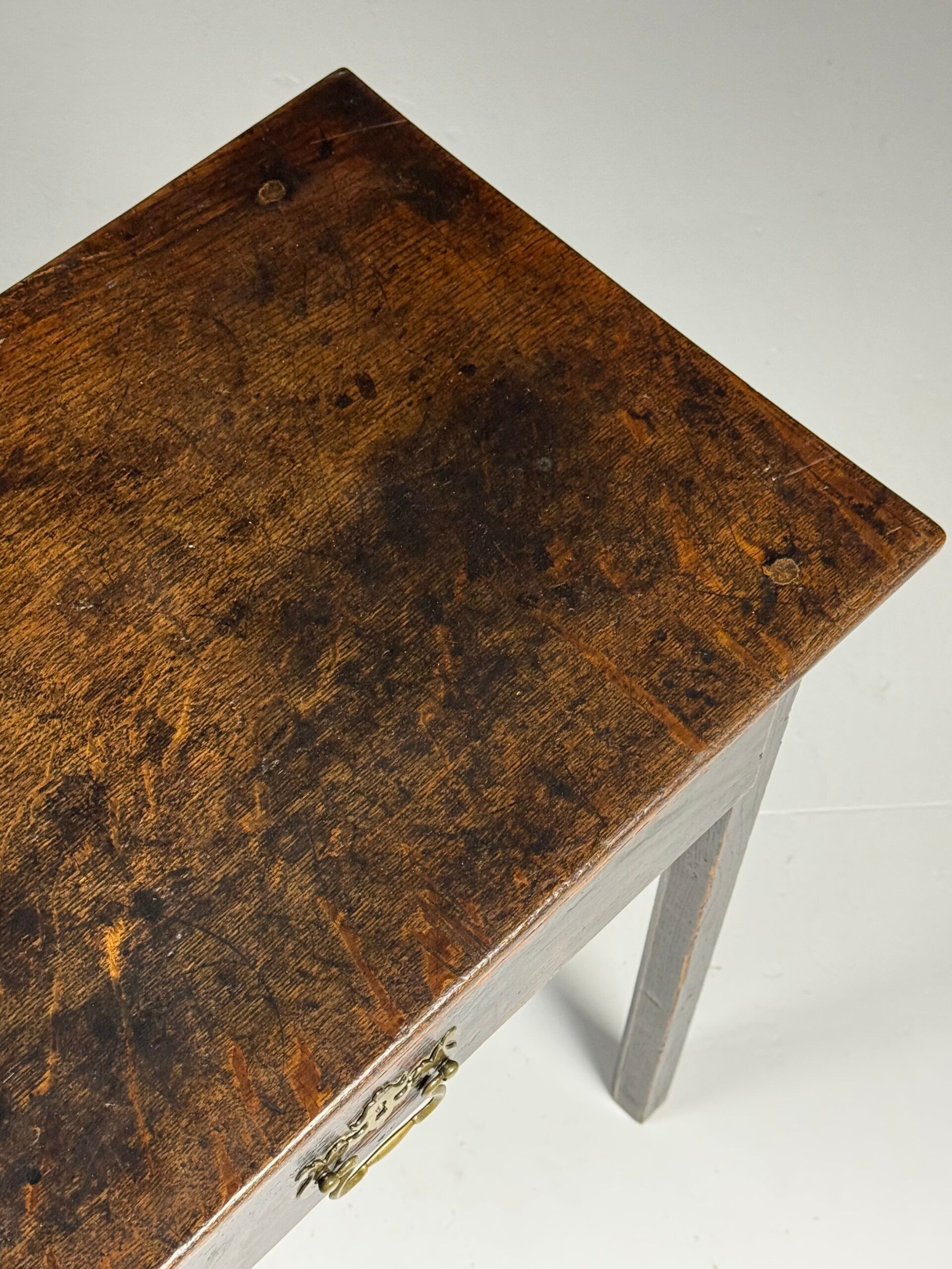 Table anglaise du XVIIe siècle