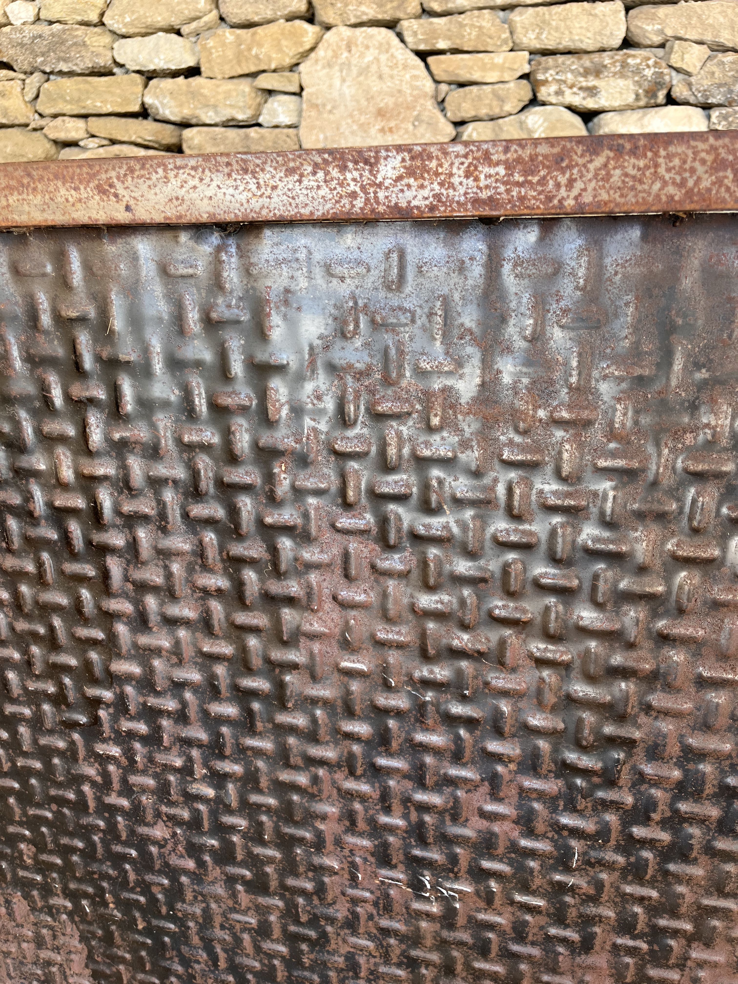 Counter/bar industrial raw metal repelled