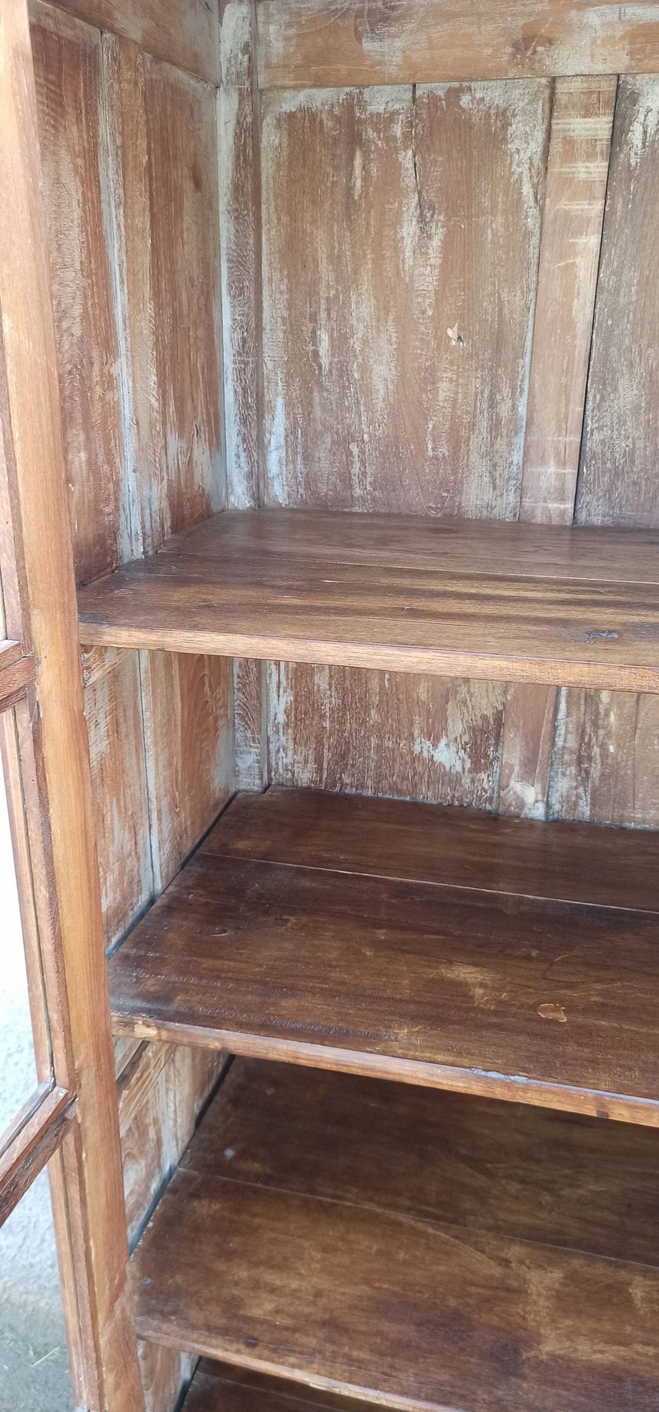 Armoire vitrée en bois