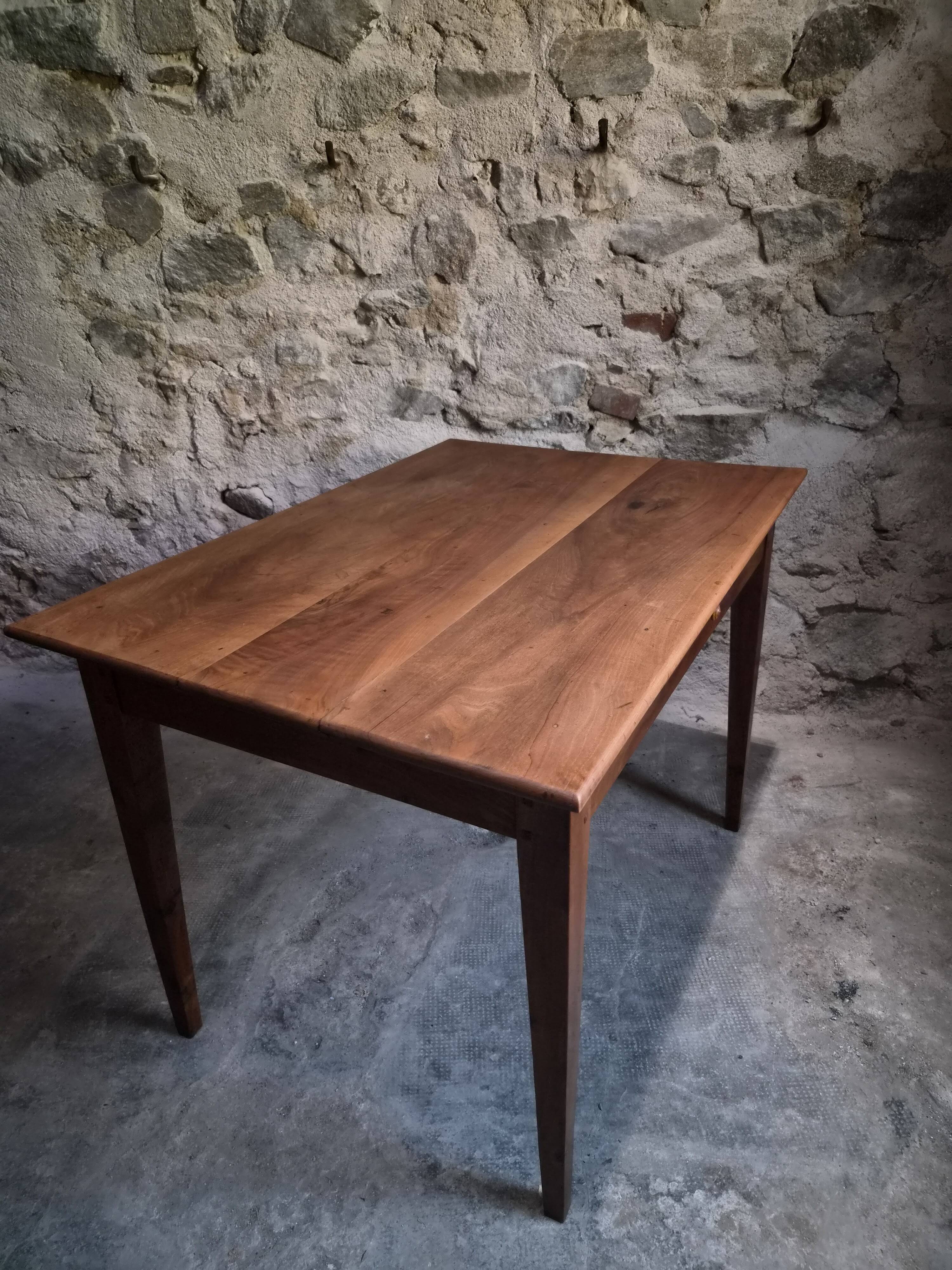 Table française ancienne en noyer avec tiroir, vers 1900–1920