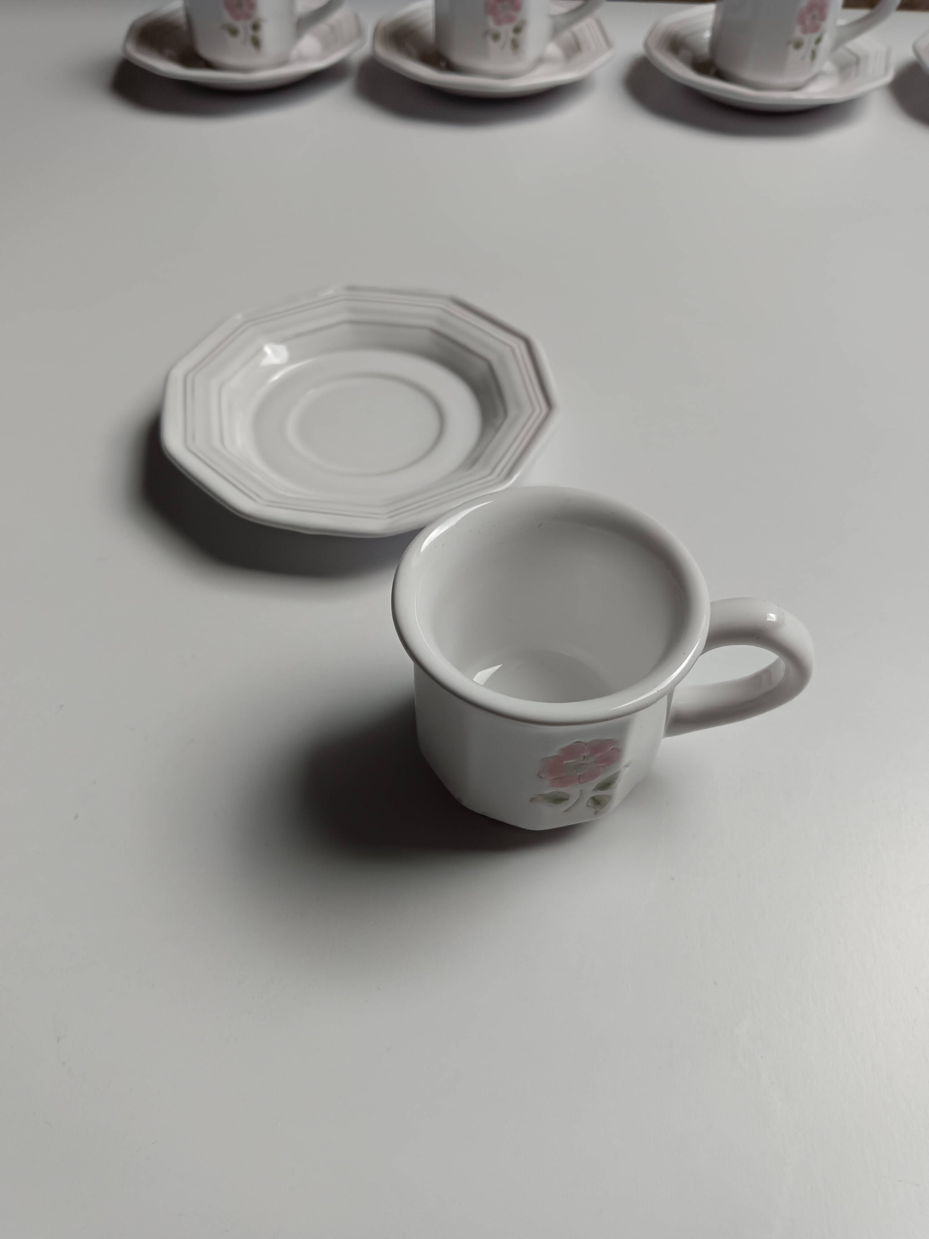 6 tasses Niderviller blanches et roses à décor de fleurs