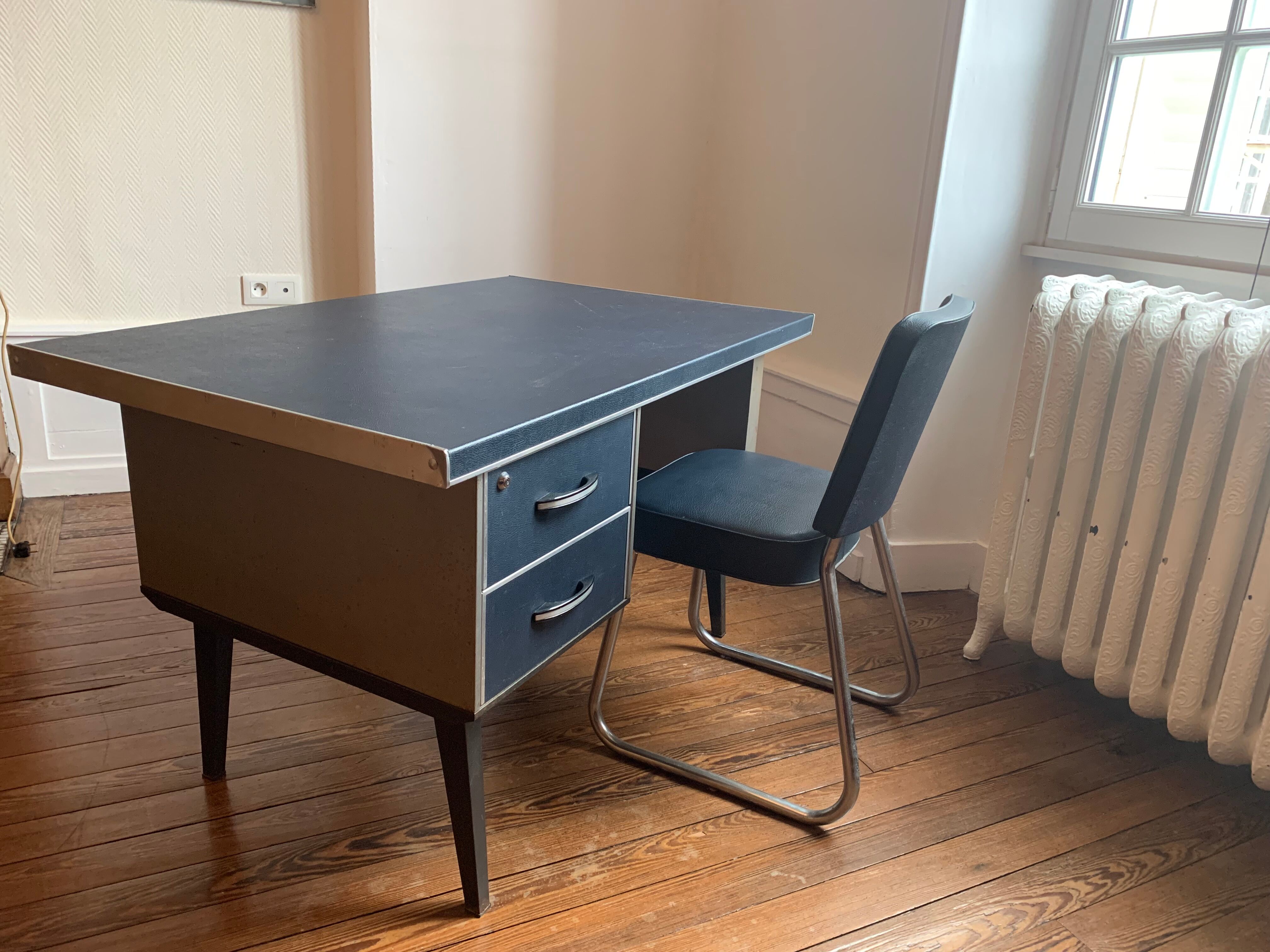 Indus desk and its chair