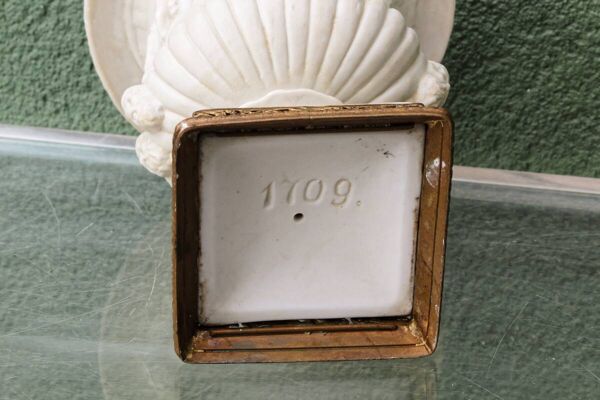 Paire de vases Medicis Borghese en biscuit de porcelaine et laiton