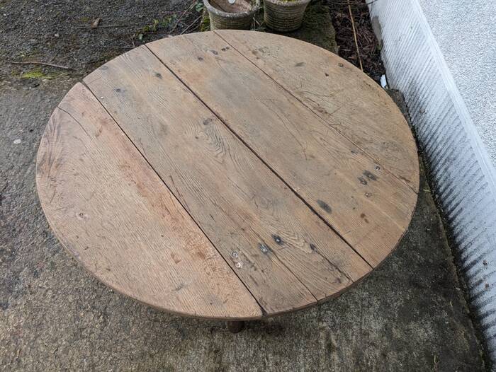 Round low folding table