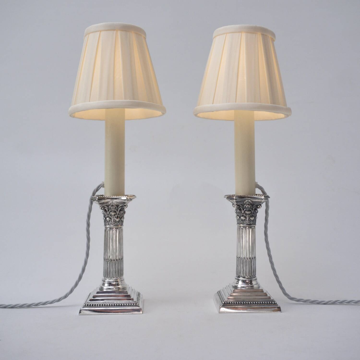 Paire antique de lampes de table en argent corinthien, William Hutton, années 1900, Royaume-Uni