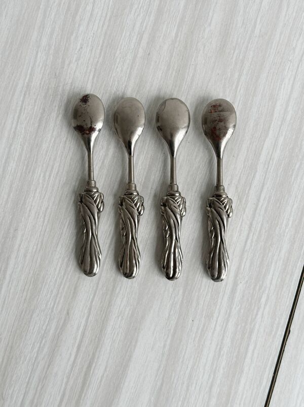 Petites cuillères anciennes motif nœud en métal