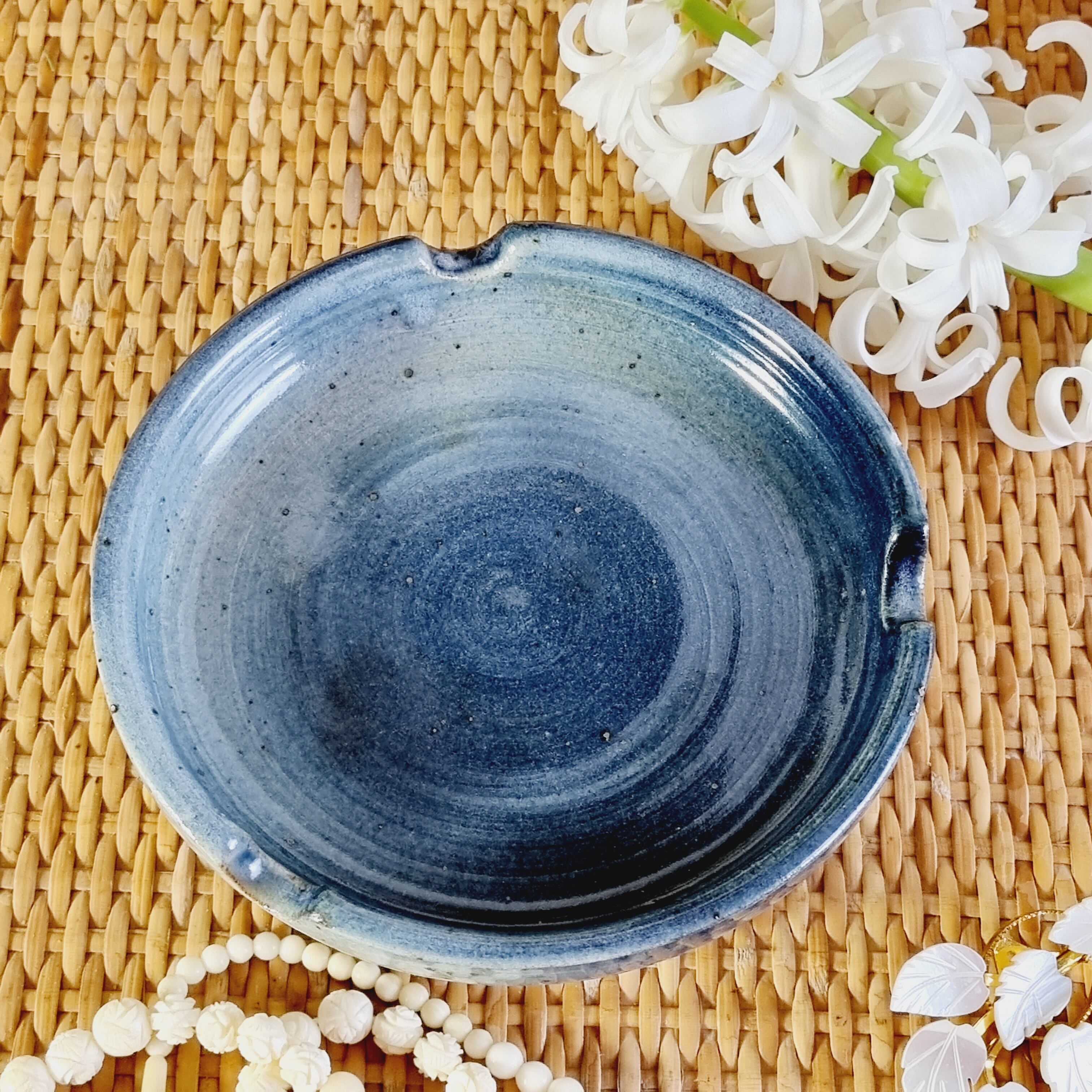 Cendrier en grès émaillé bleu
