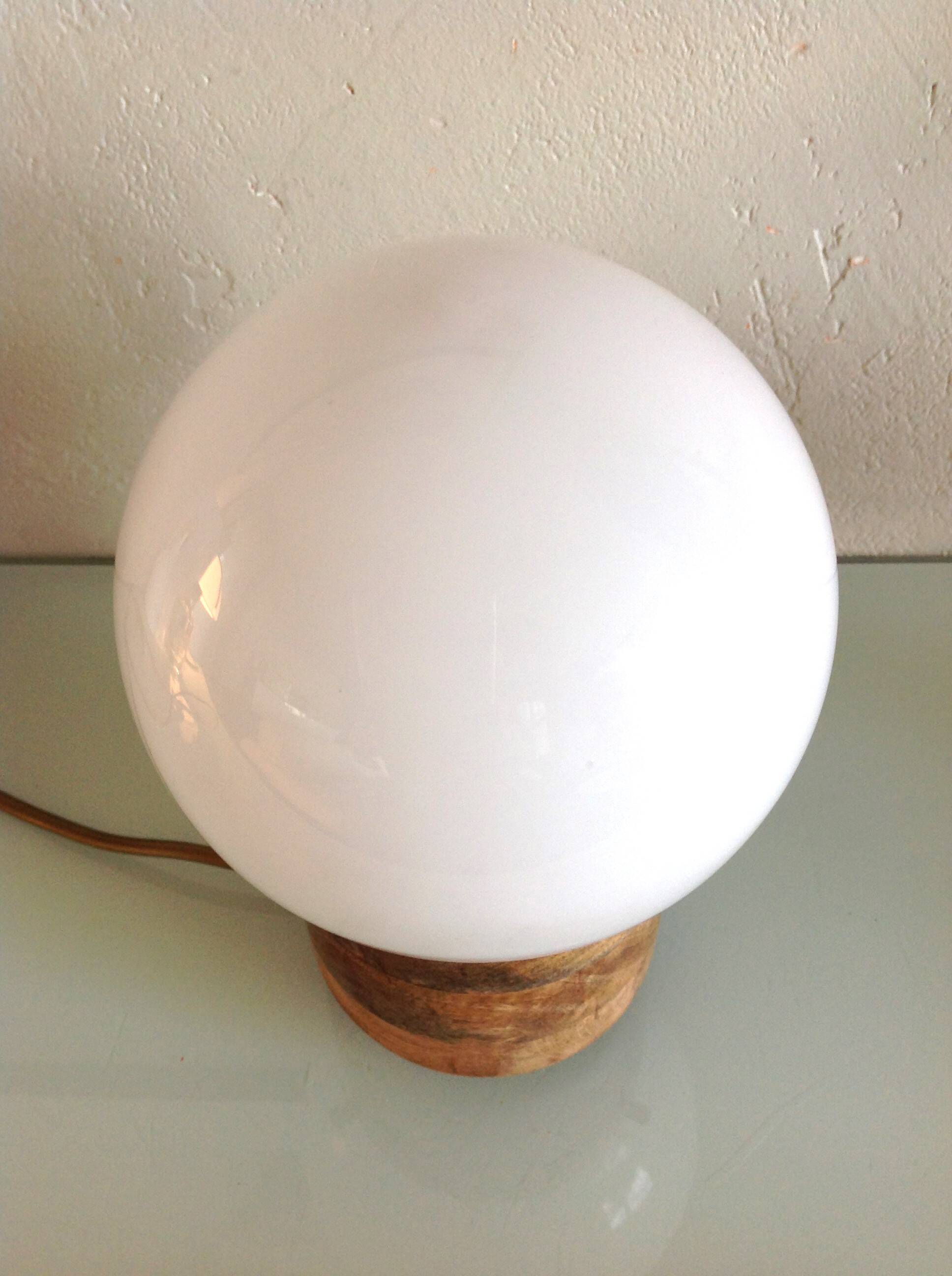 Lampe globe en opaline blanche sur socle bois
