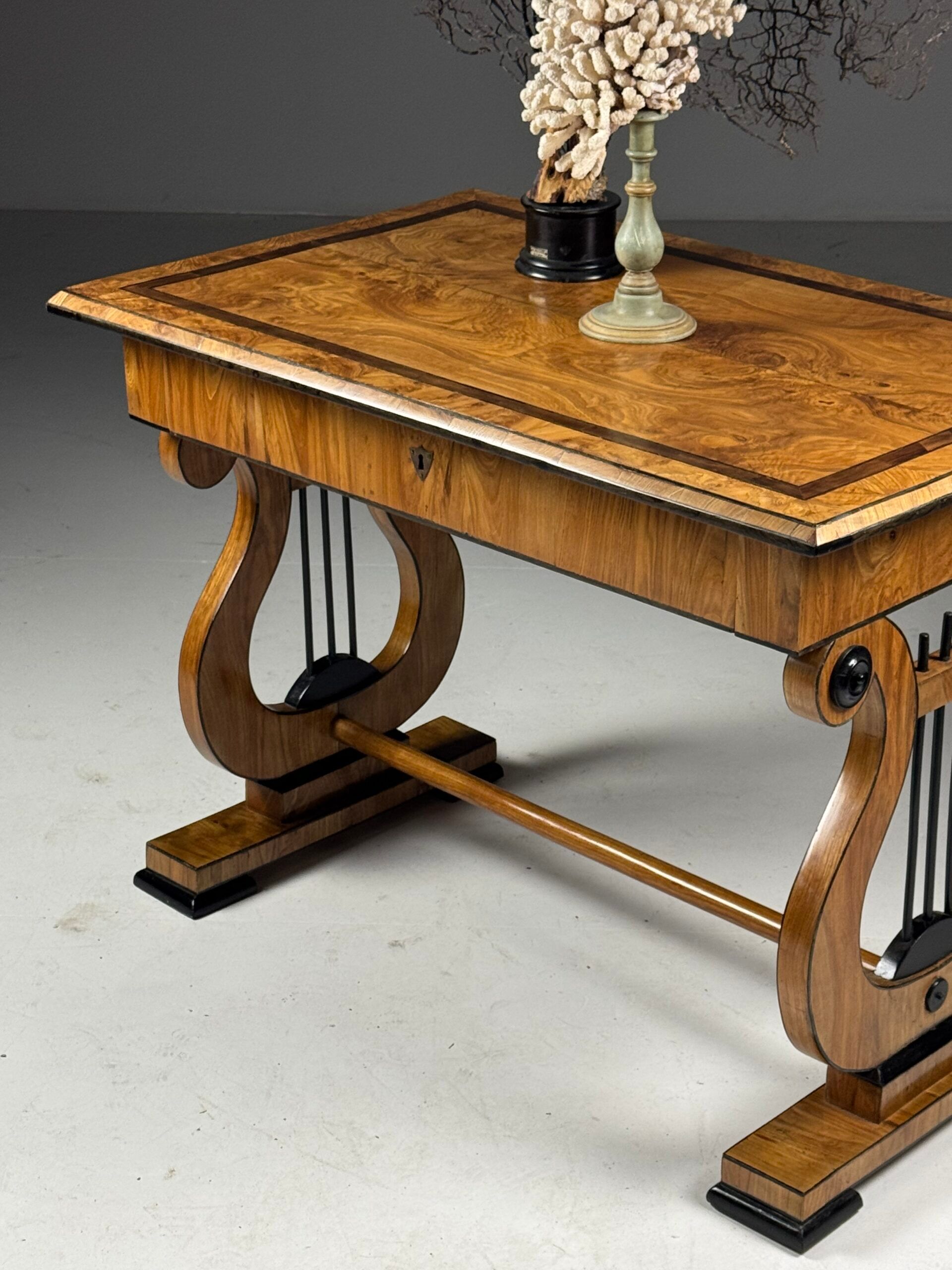 Bureau Biedermeier, table de centre