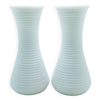 Paire de vases en verre strié blanc