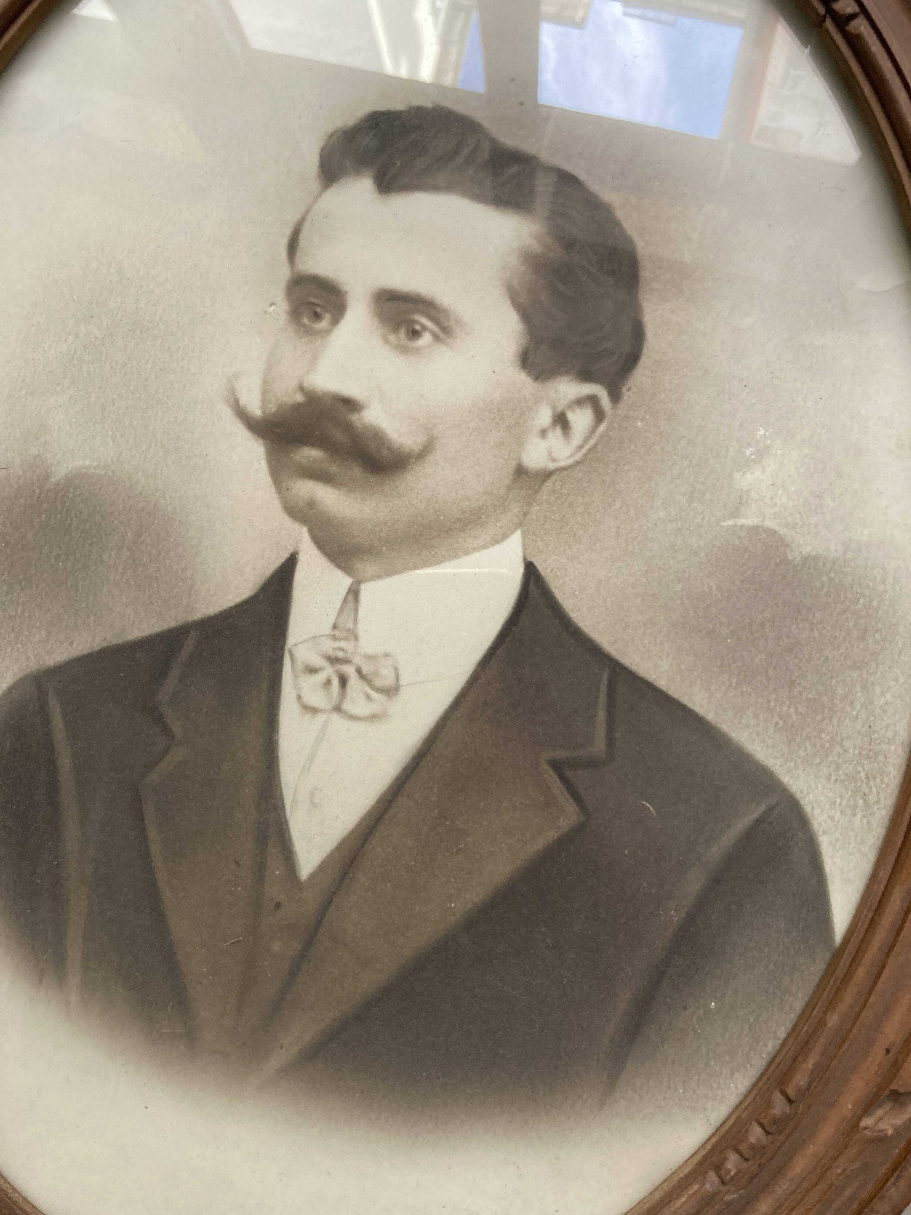 Pair of portraits of a couple in a 1900s knotted frame