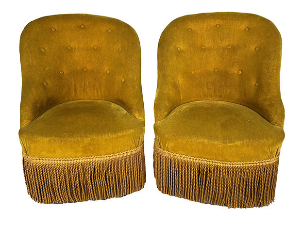 Paire de chauffeuses capitonnées velours jaune or