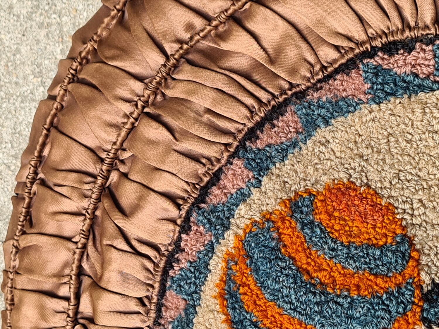 Round art deco cushion