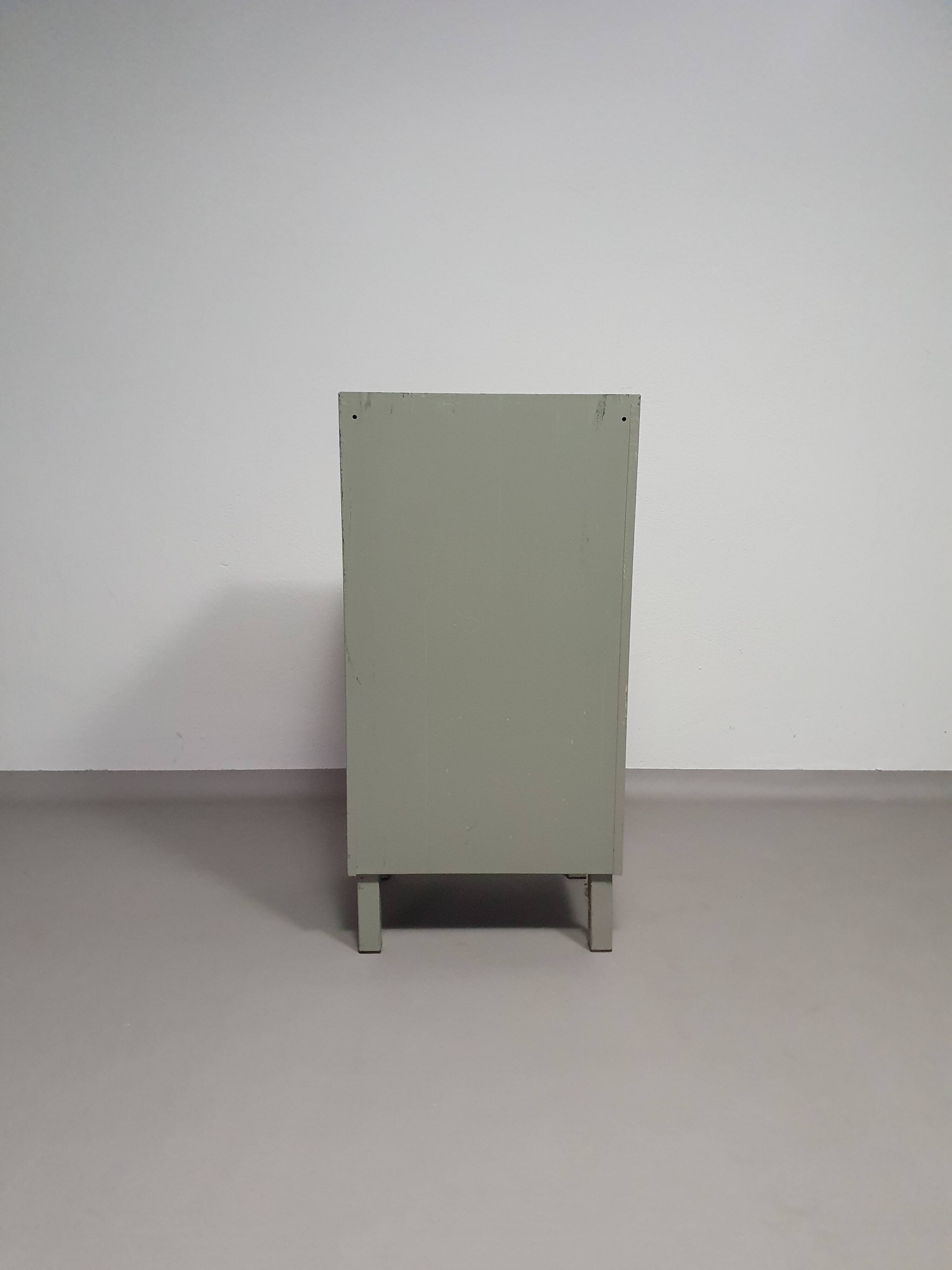 Casier en métal gris. Petit buffet industriel.