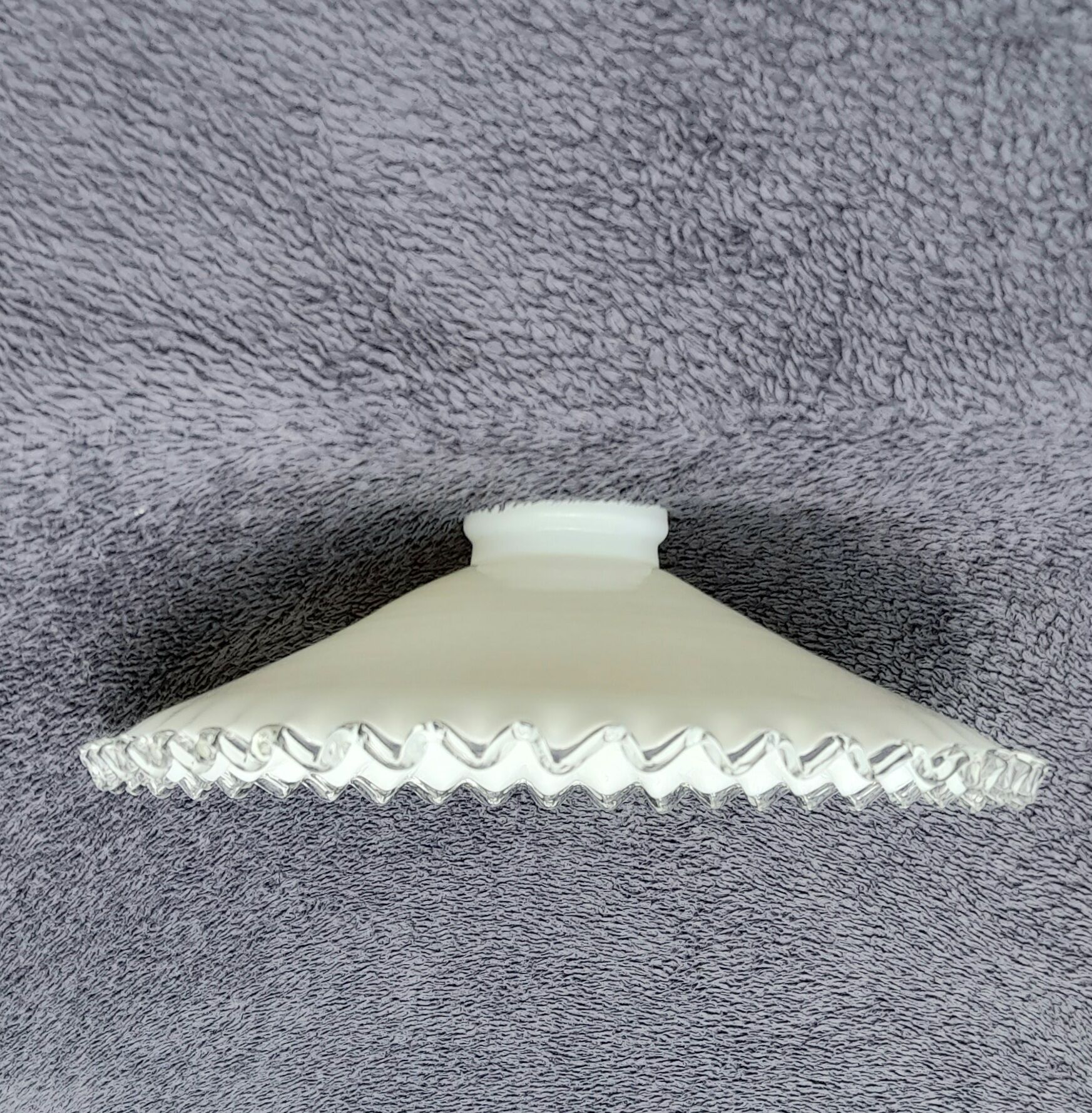 Serrated opaline suspension