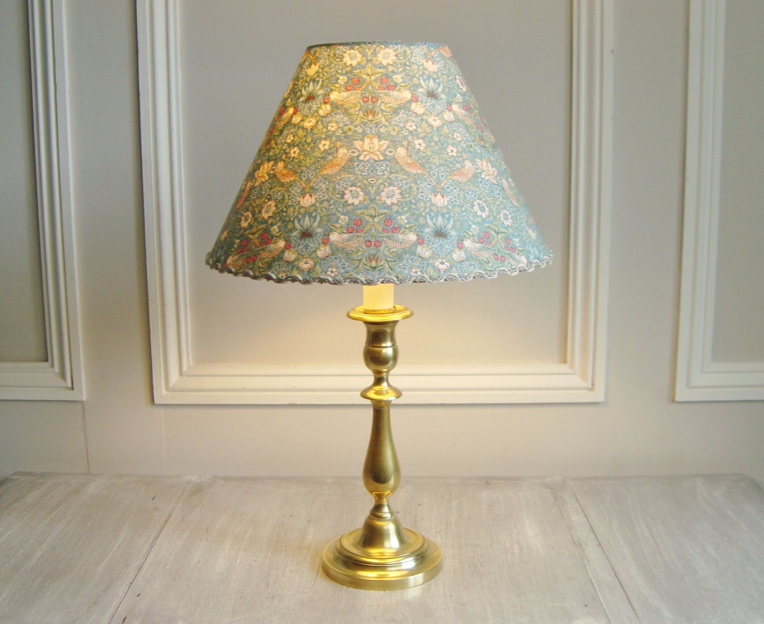Lampe bougeoir ancien en laiton avec son abat-jour fait main en tissu de William Morris