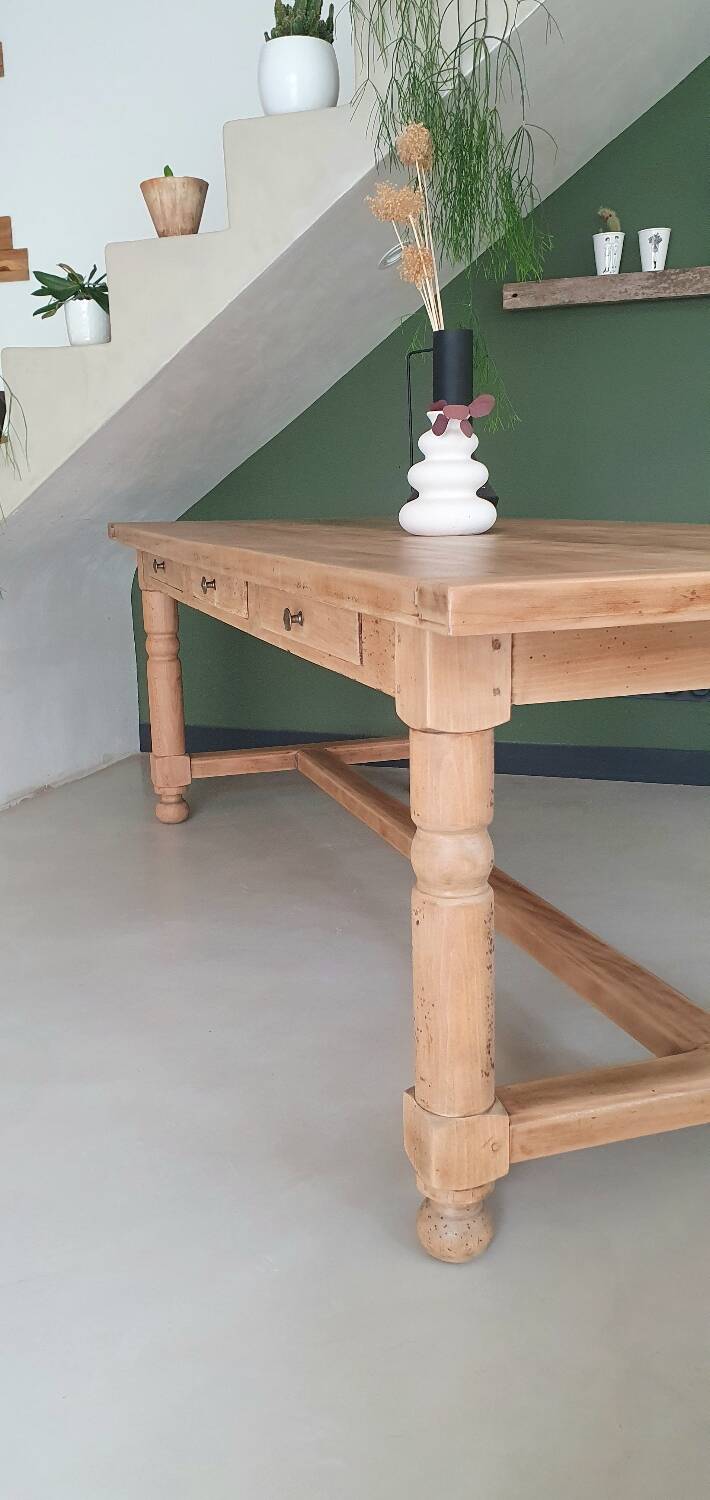 Farm table